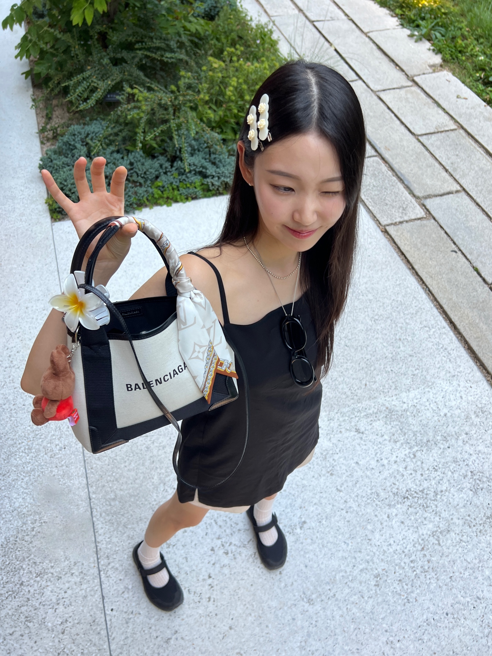 Balenciaga Navy Small Cabas Light Beige Black, (W) Louis Vuitton Ultimate Monogram Bandeau Beige Clair 착용 스타일 - 3