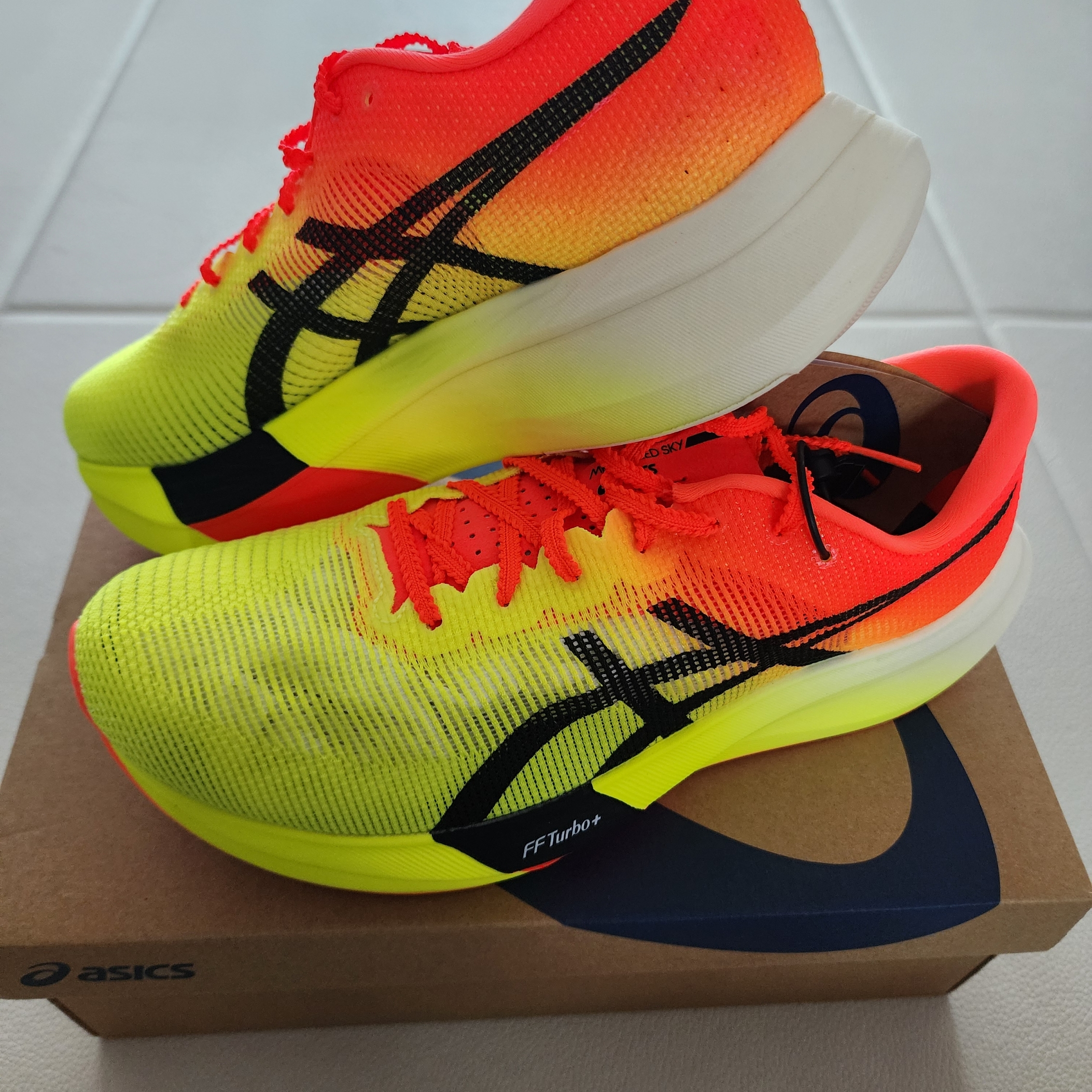 Asics Metaspeed Sky Paris Safety Yellow Black, Nike Air Zoom Alphafly Next% 3 Volt 착용 스타일 - 1