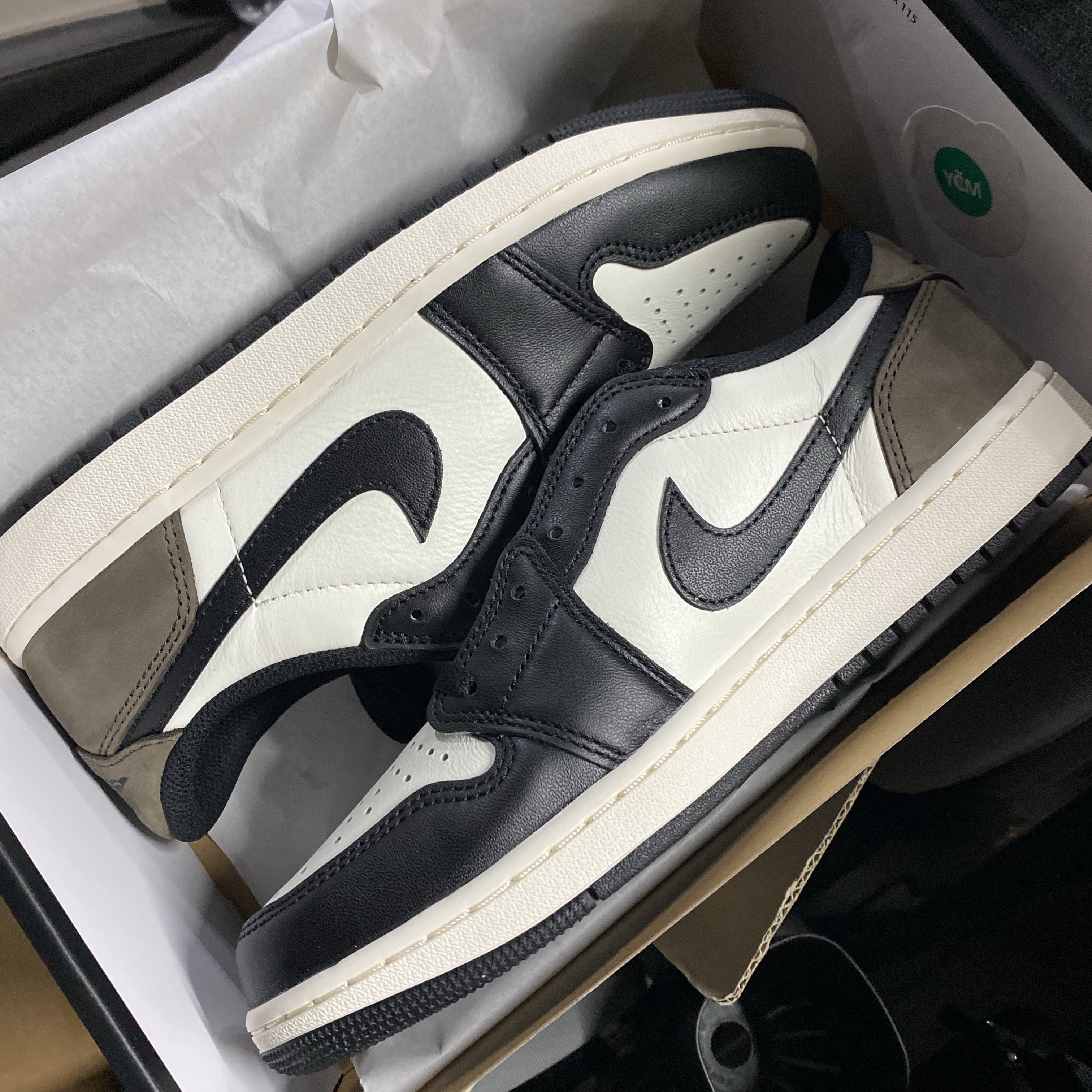 Jordan 1 Retro Low OG Mocha 착용 스타일
