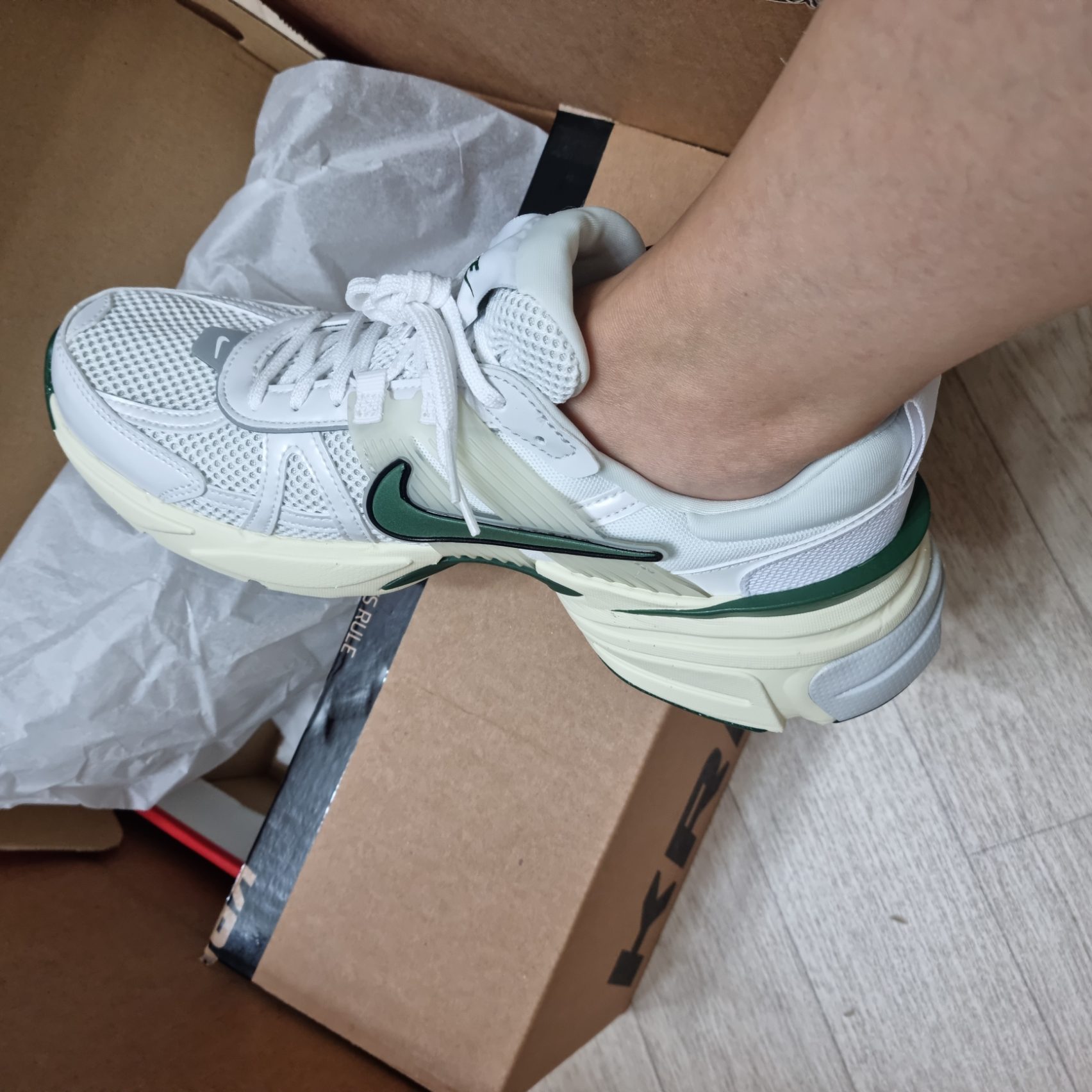 Nike V2K Run White Fir 착용 스타일
