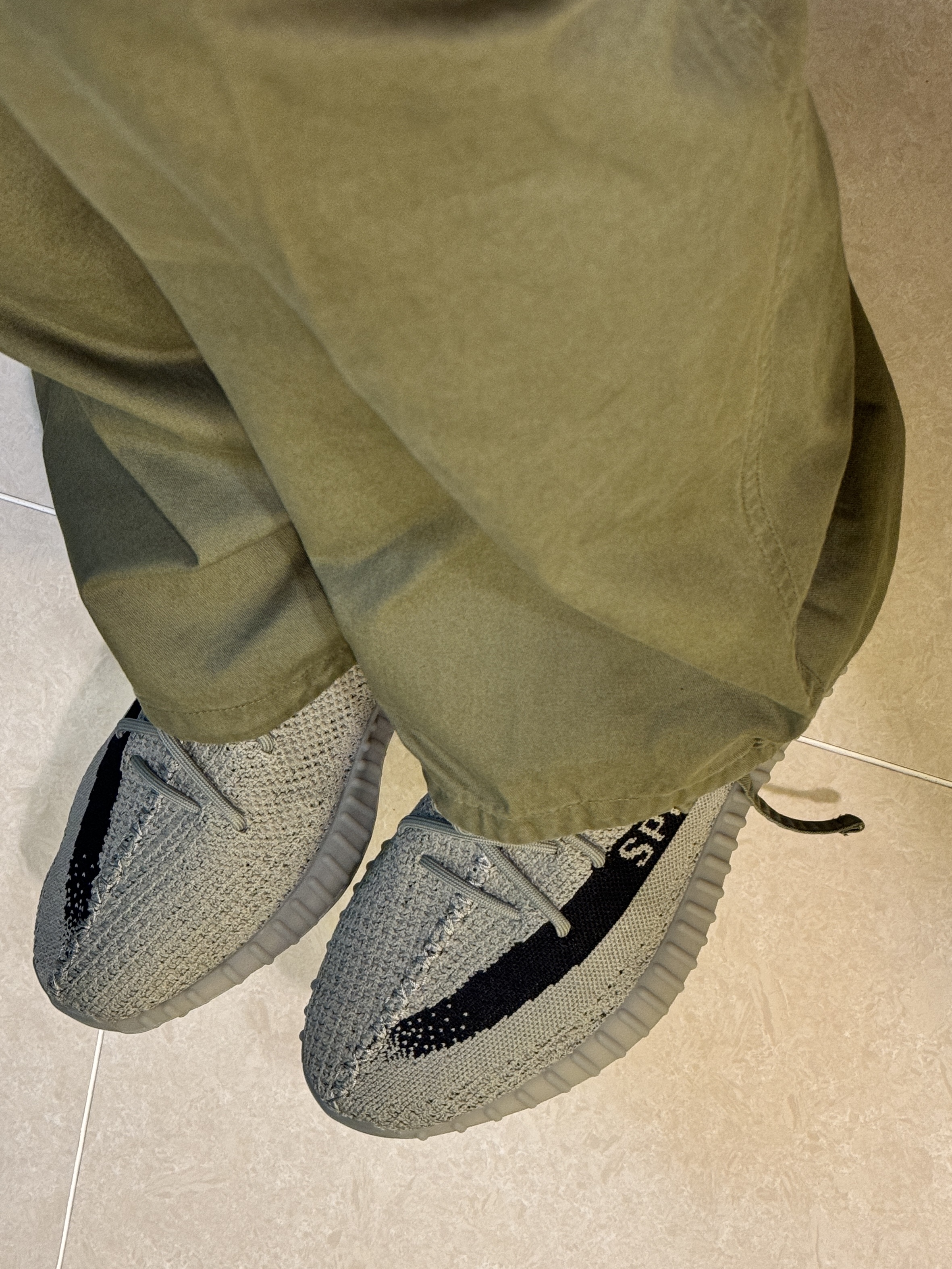 Adidas Yeezy Boost 350 V2 Granite Core Black 착용 스타일 - 2