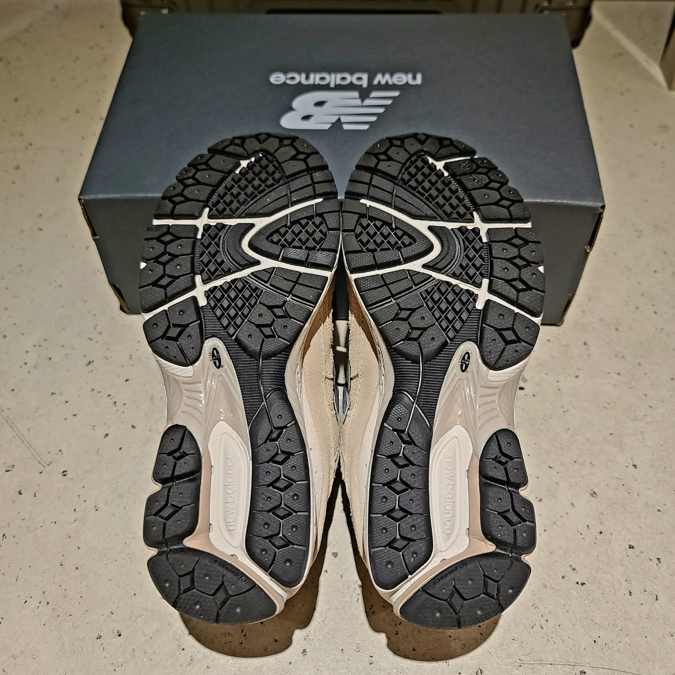 New Balance 2002R Sandstone Magnet 착용 스타일 - 5