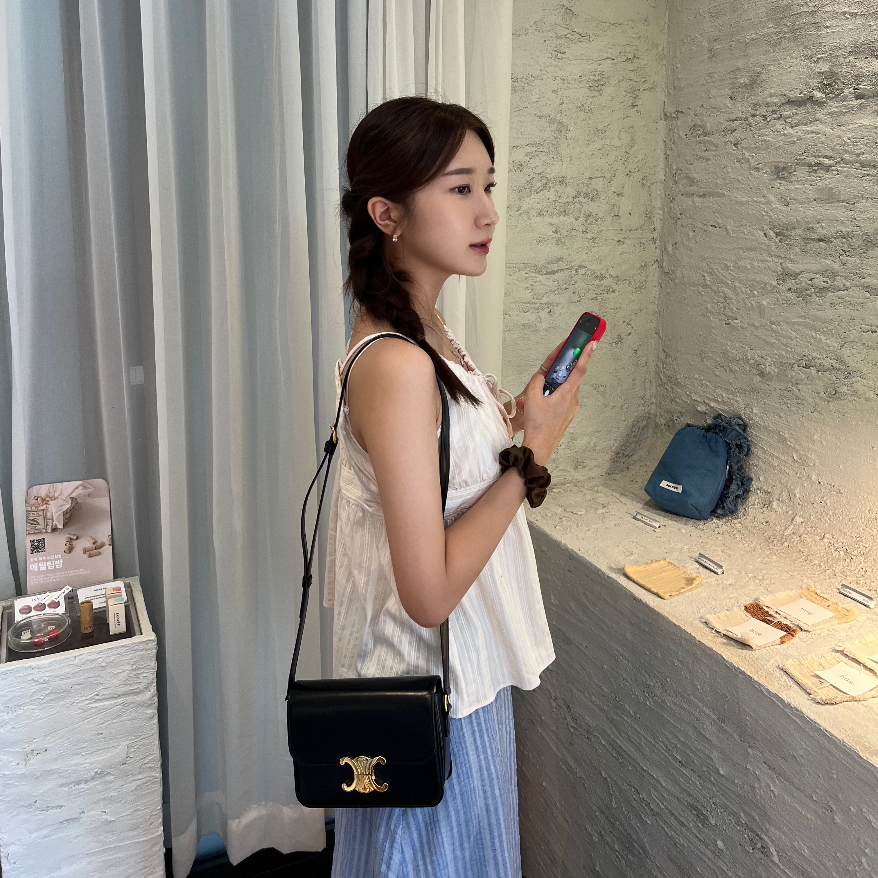 Celine Teen Triomphe Bag in Shiny Calfskin Black 착용 스타일