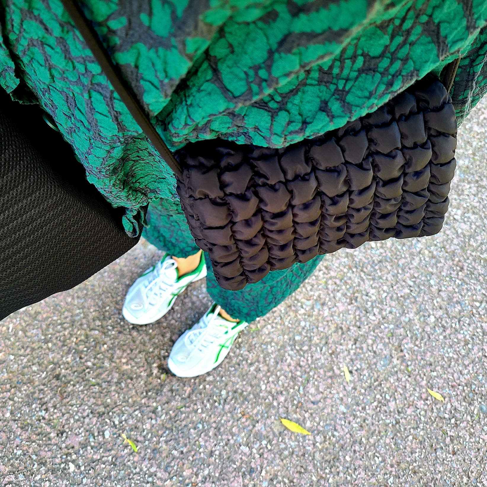 COS Quilted Crossbody Messenger Bag Black, Asics Jog 100 S White Green - 2E Wide 착용 스타일 - 1