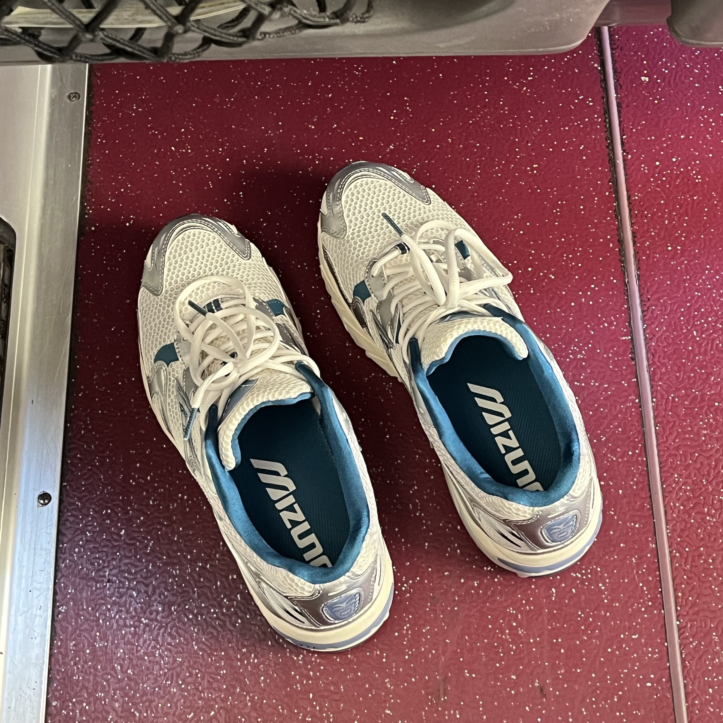 Mizuno Wave Rider 10 Arctic Ice Arctic Ice Snow White 착용 스타일