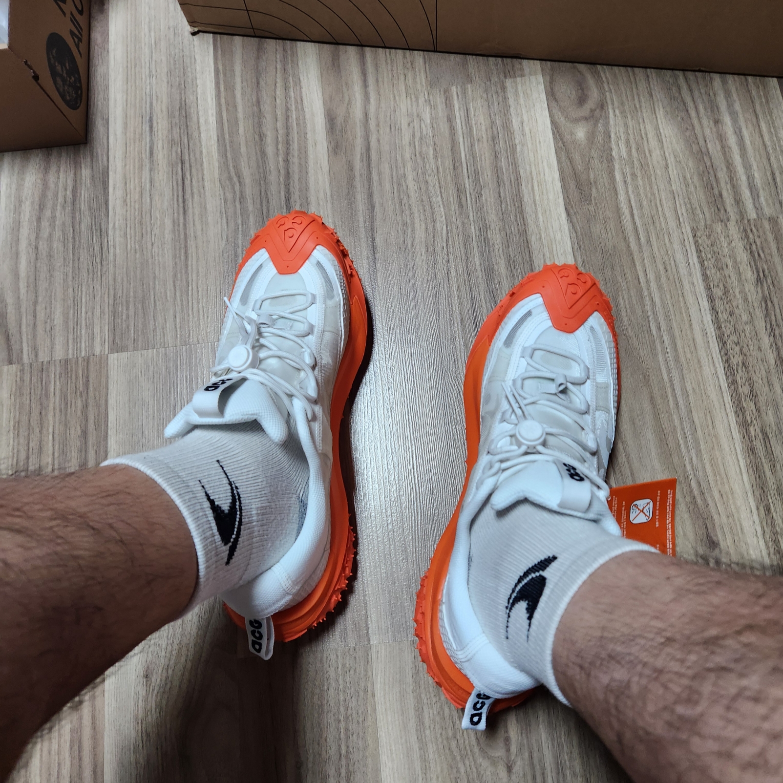 Nike ACG Mountain Fly 2 Low Summit White Safety Orange 착용 스타일