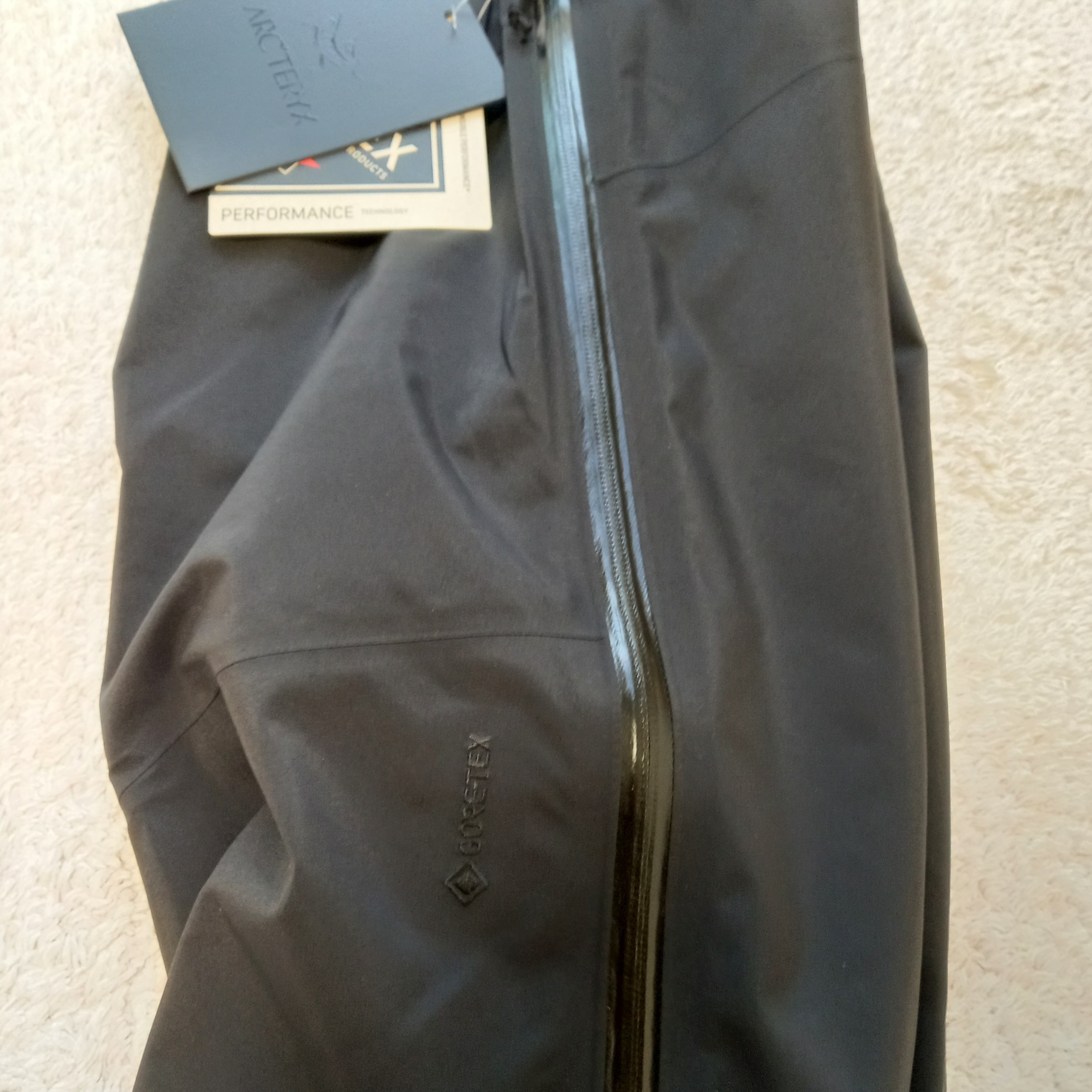 Arc'teryx Beta Pants Black, On Running x Post Archive Faction (Paf) Cloudmonster 2 Black Magnet 착용 스타일 - 4