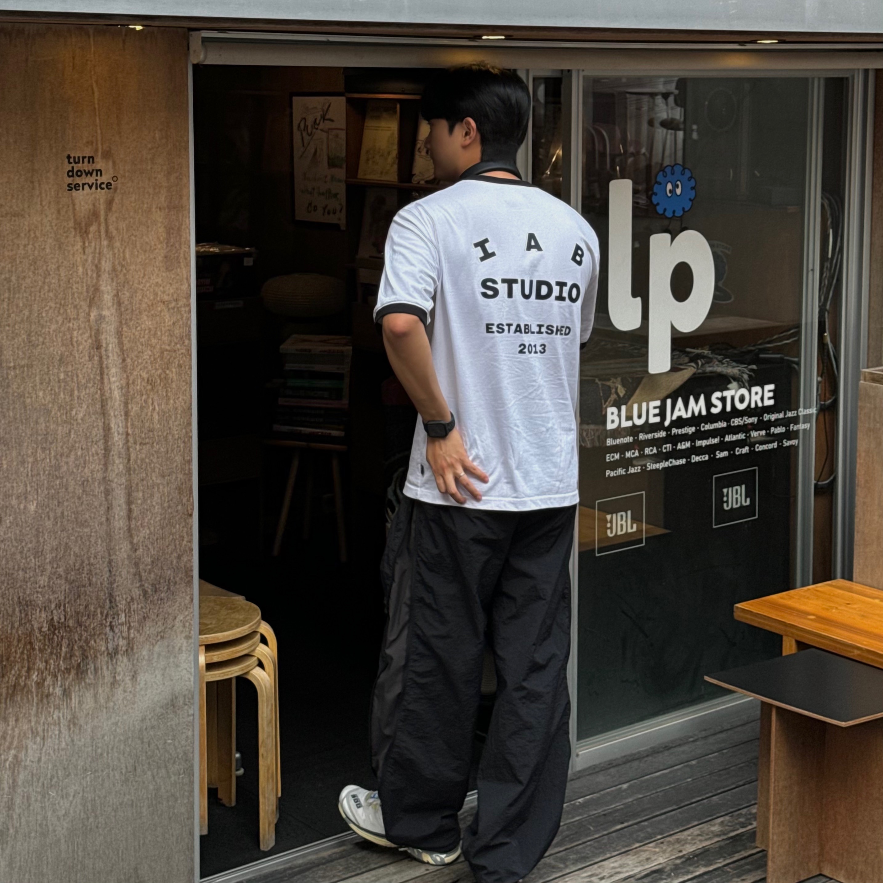 IAB Studio Established T-Shirt White Black, Salomon XT-4 White Lunar Rock 착용 스타일
