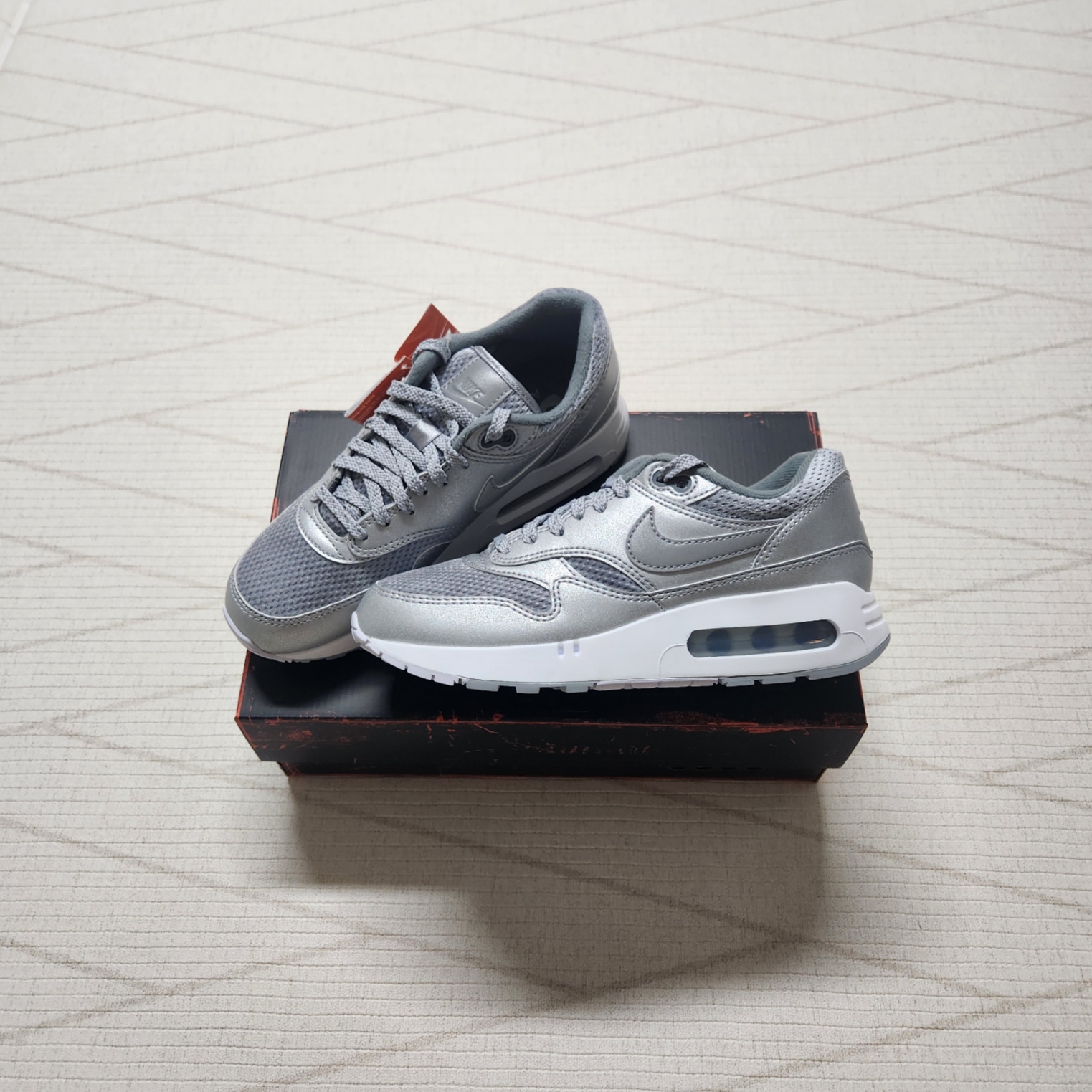 Nike Air Max 1 '86 OG Metallic Silver and Cool Grey 착용 스타일 - 3