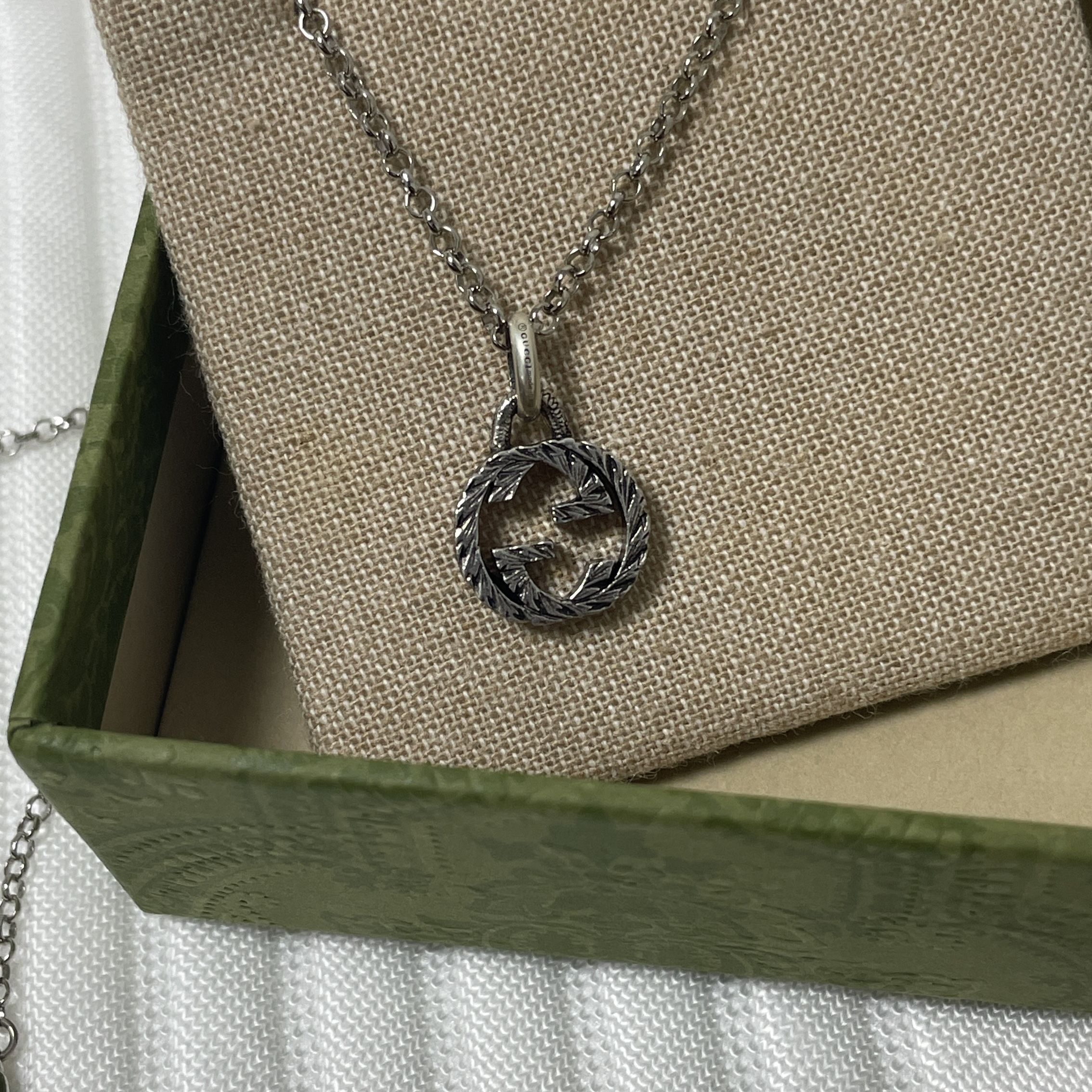 Gucci Interlocking G Pendant Necklace Silver 착용 스타일