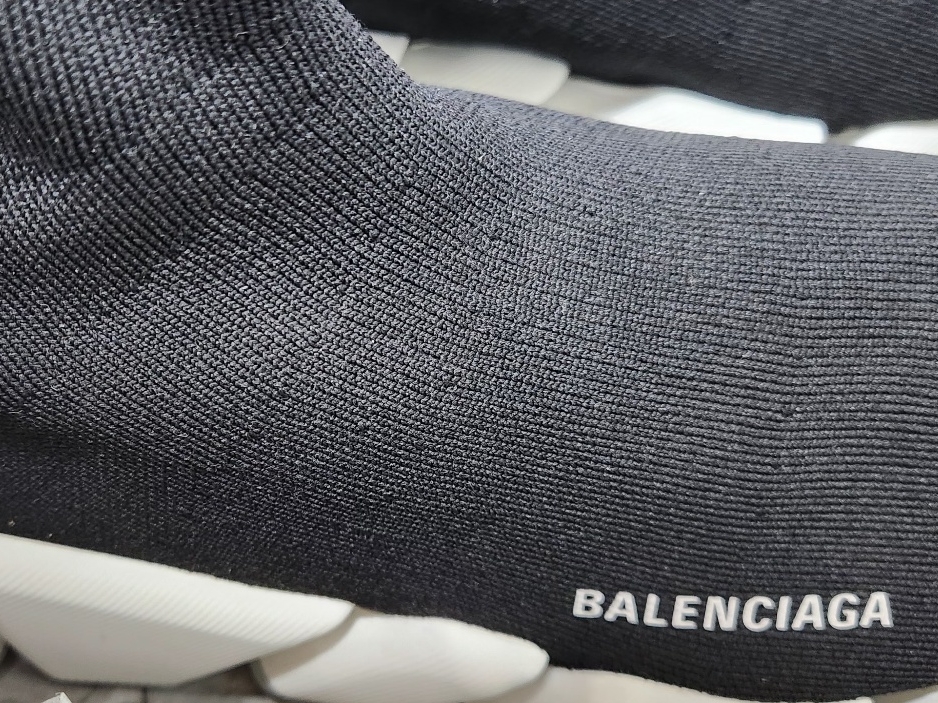 Balenciaga Speed 2.0 Transparent Sole Black White 착용 스타일