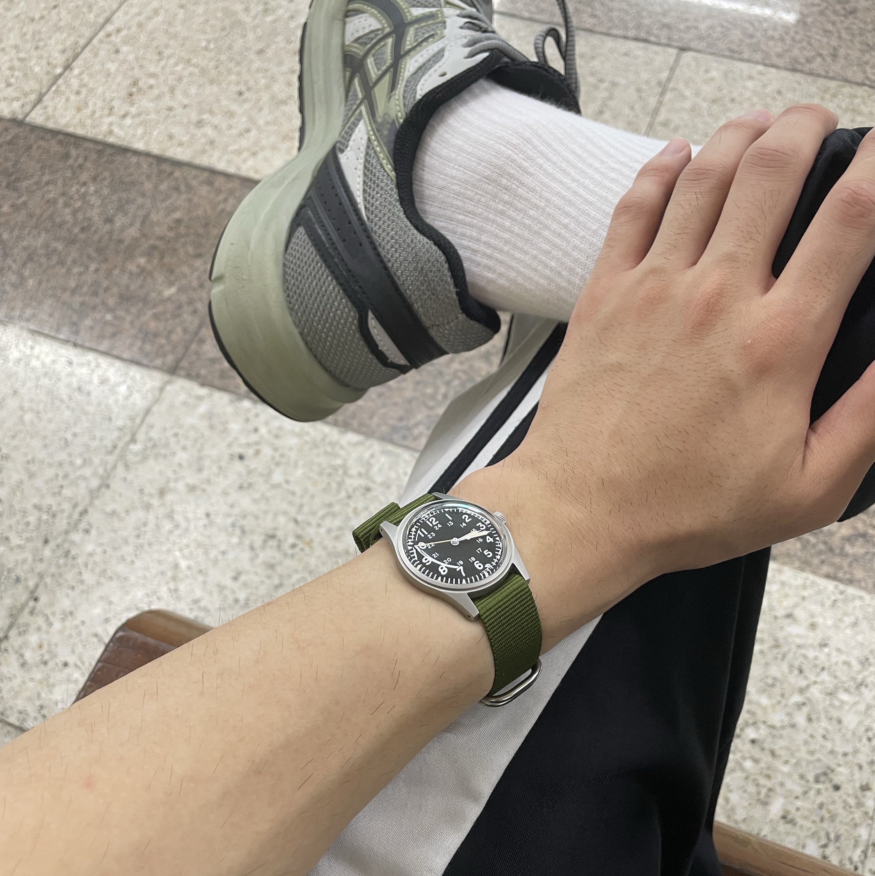 Asics Jog 100 S Sheet Rock - 2E Wide 착용 스타일 - 1