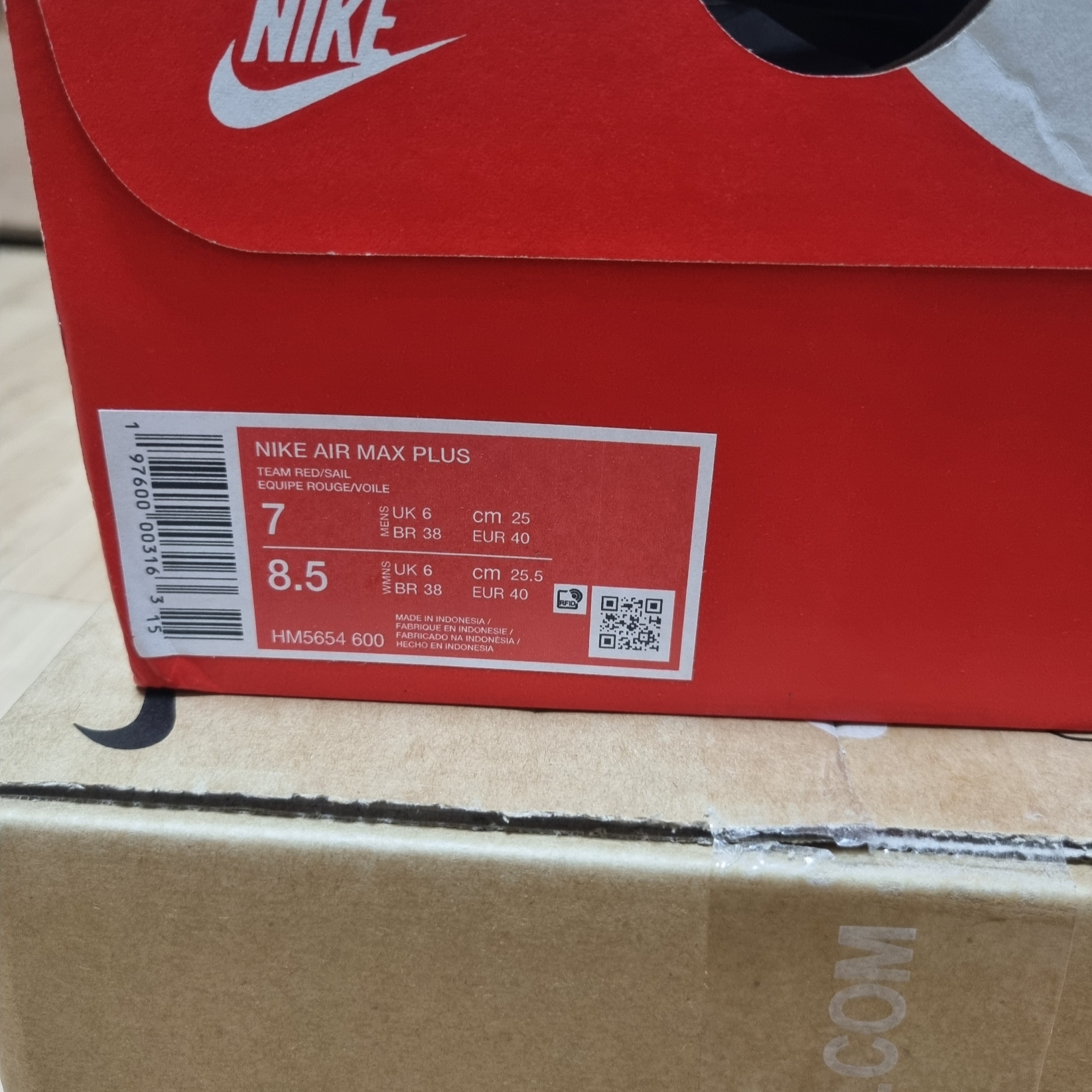 Nike Air Max Plus TNPO Team Red and Sail 착용 스타일 - 3