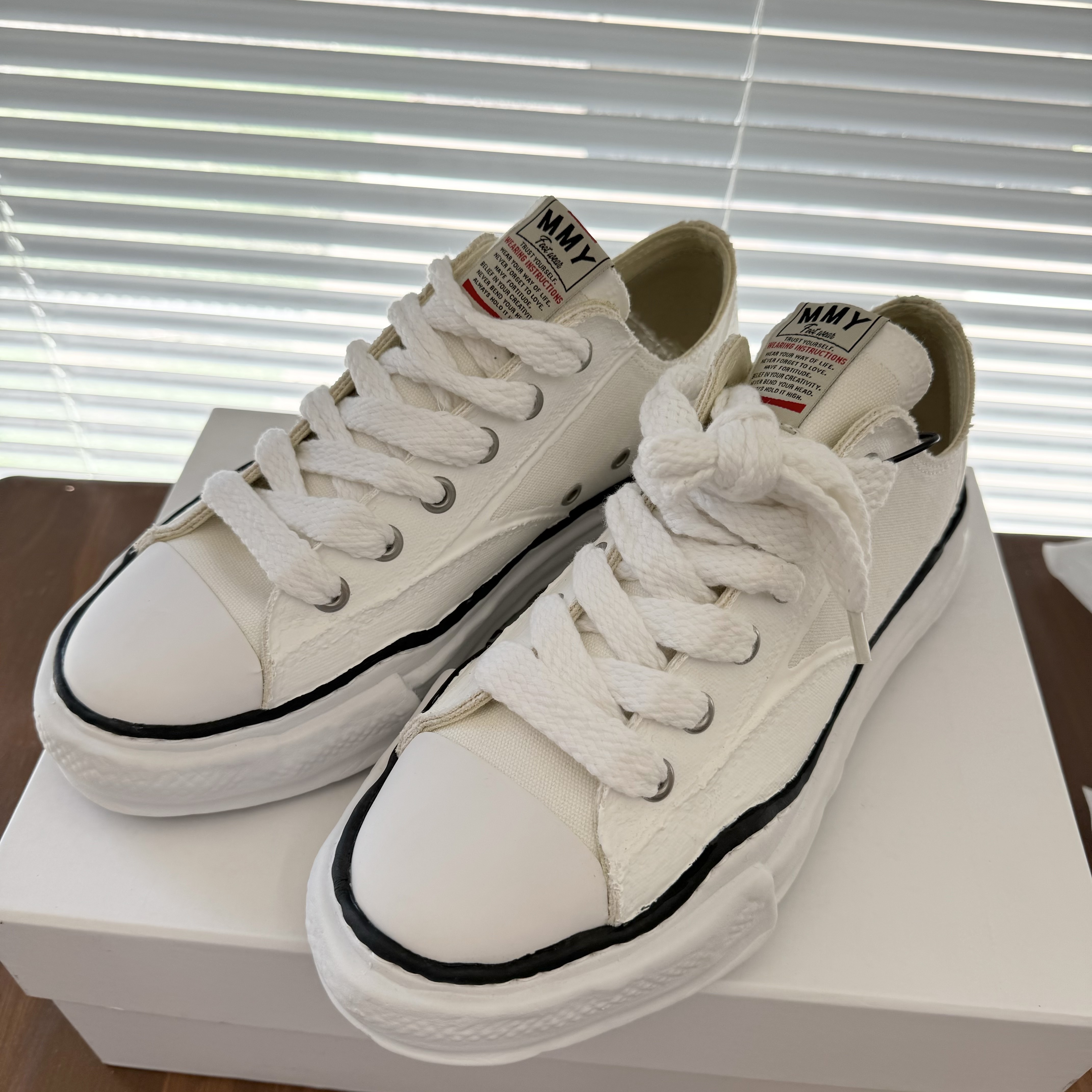 Maison Mihara Yasuhiro Peterson OG Sole Rubber Painted Canvas Low-top Sneakers White 착용 스타일