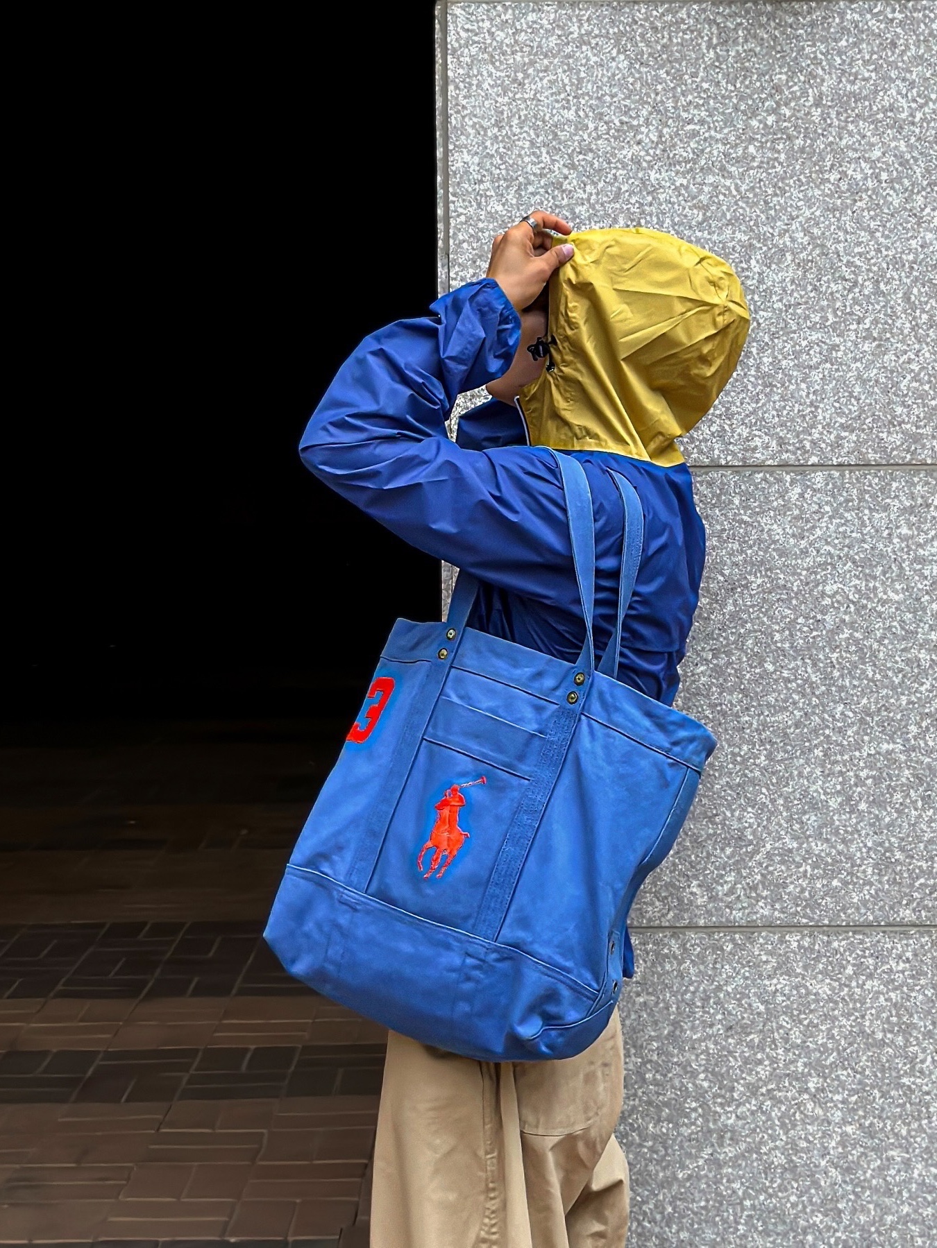 K-WAY Le Vrai Leon Anorak Black, K-WAY Le Vrai Leon Anorak Light Grey 착용 스타일 - 3