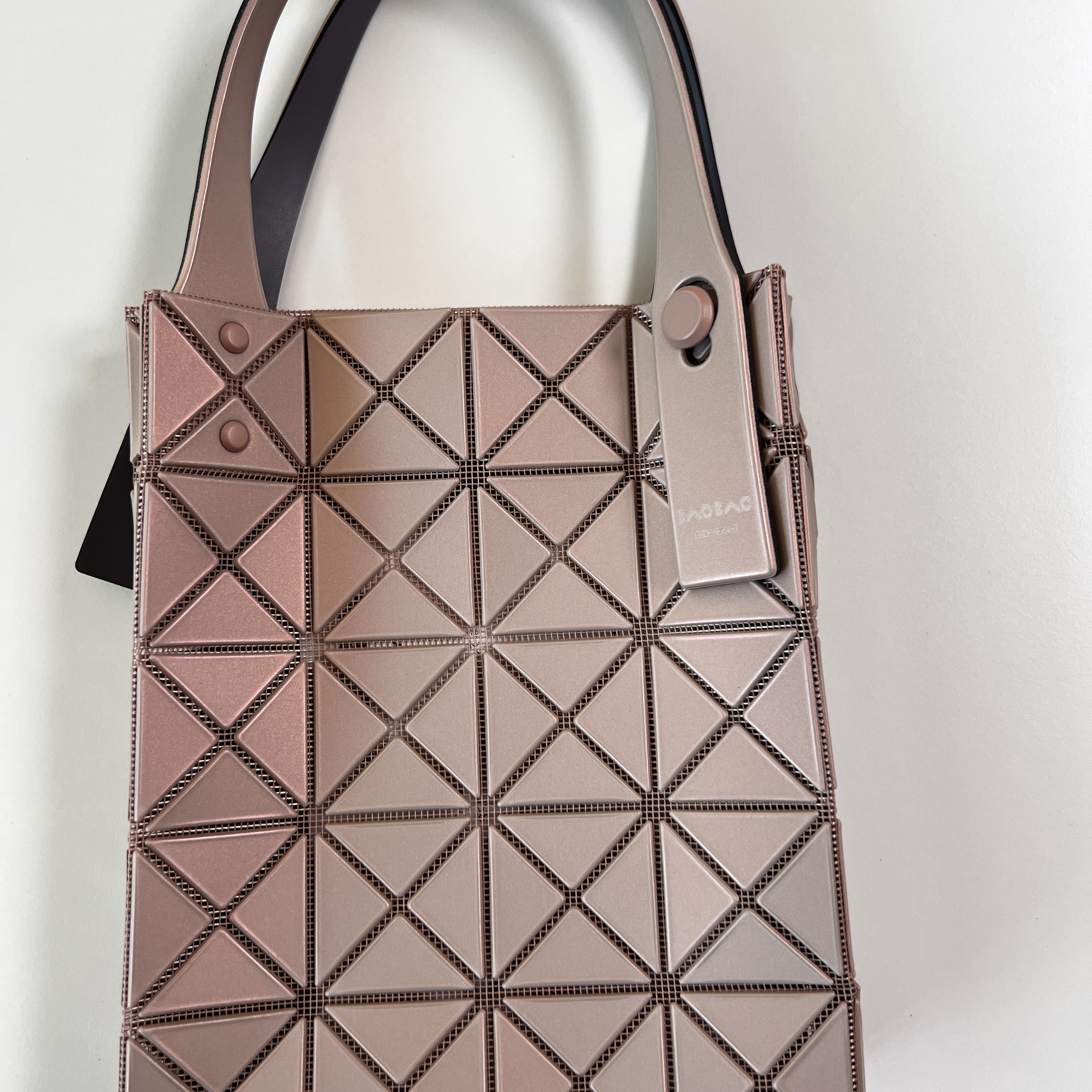 Bao Bao Issey Miyake Prism Plus Tote Bag Pink Beige 착용 스타일