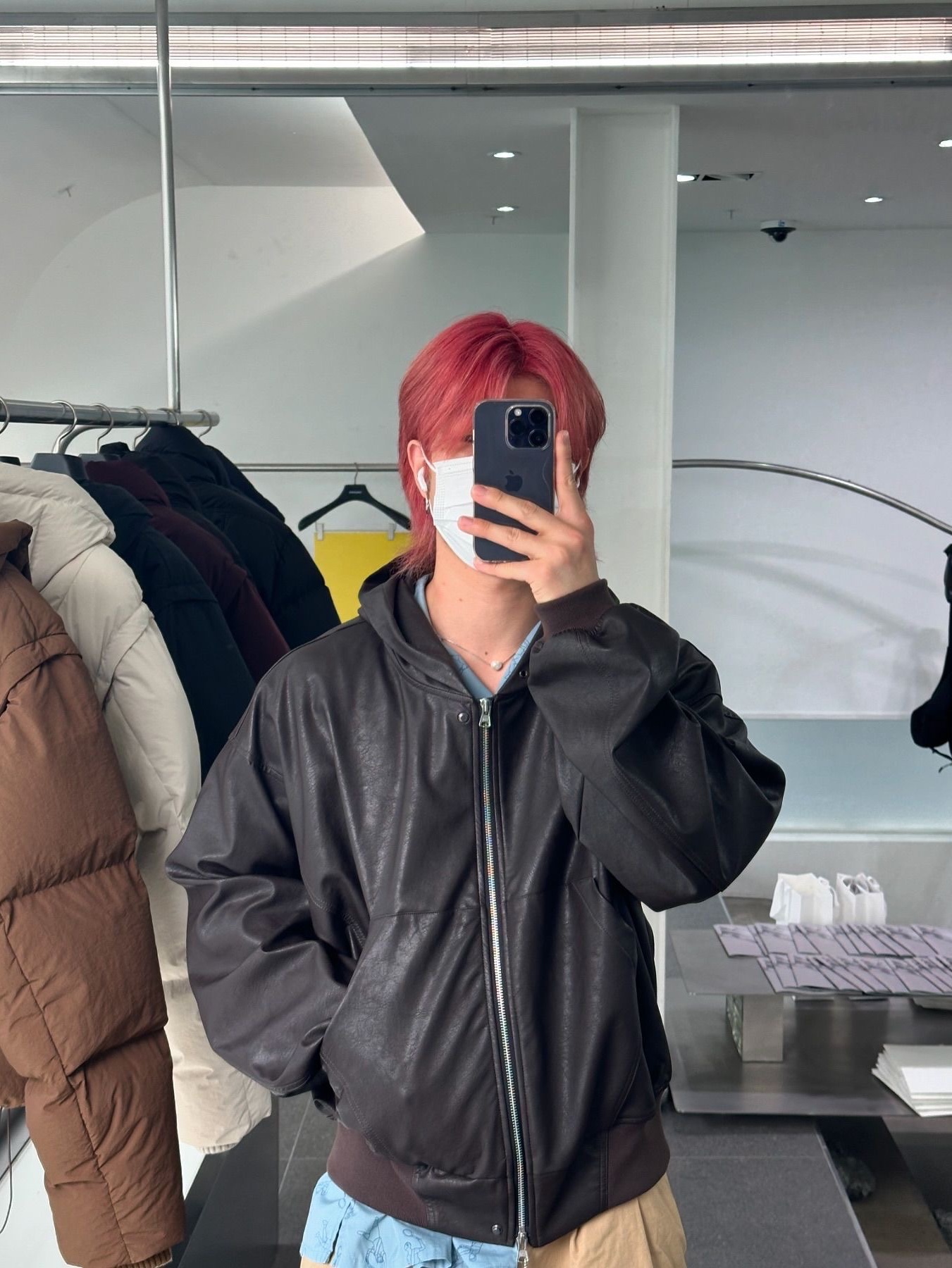 Haleine Cropped Faux Leahter Zip Up Hoodie Brown (VT305), Haleine Cropped Faux Leahter Zip Up Hoodie Black (VT304) 착용 스타일