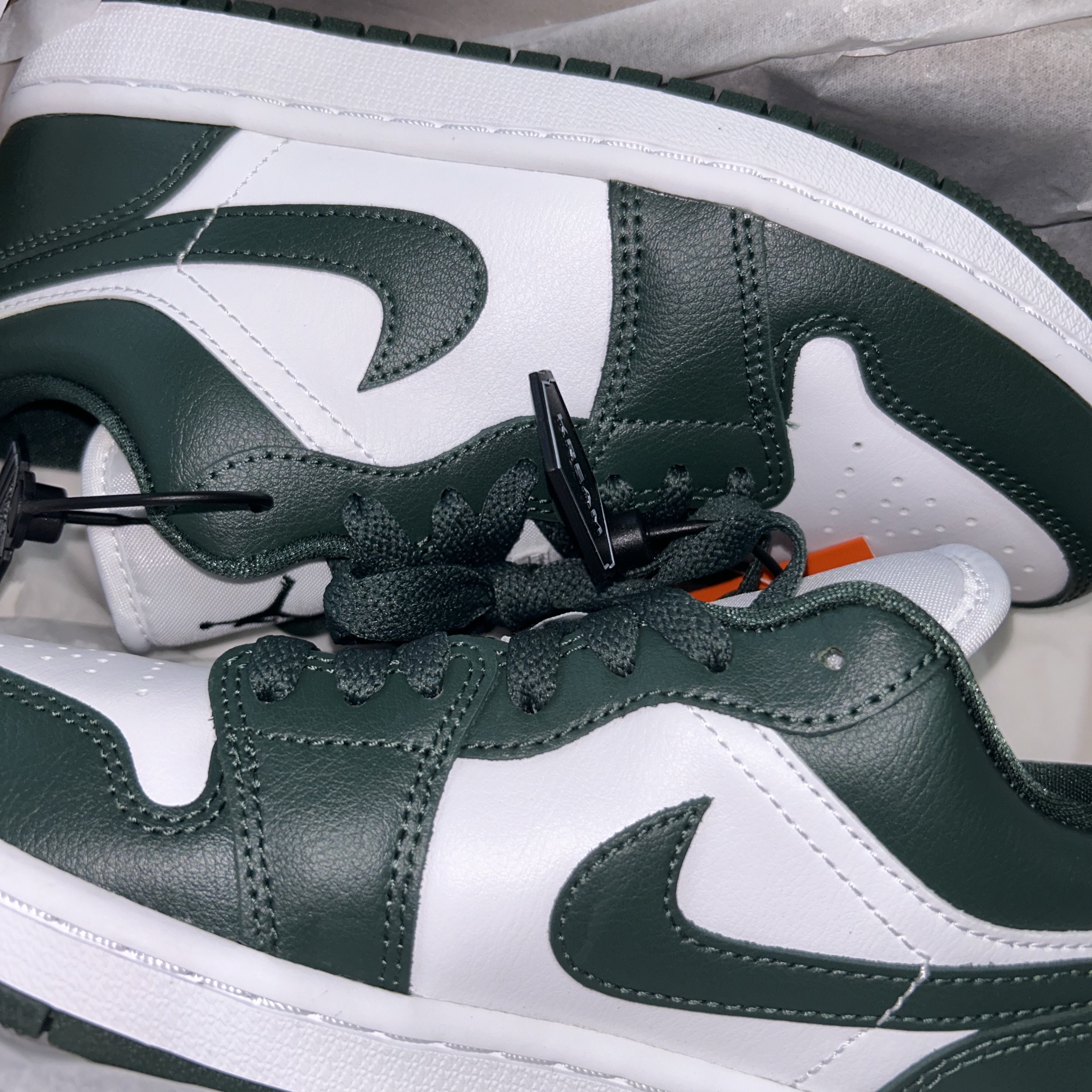 (W) Jordan 1 Low White Galactic Jade 착용 스타일