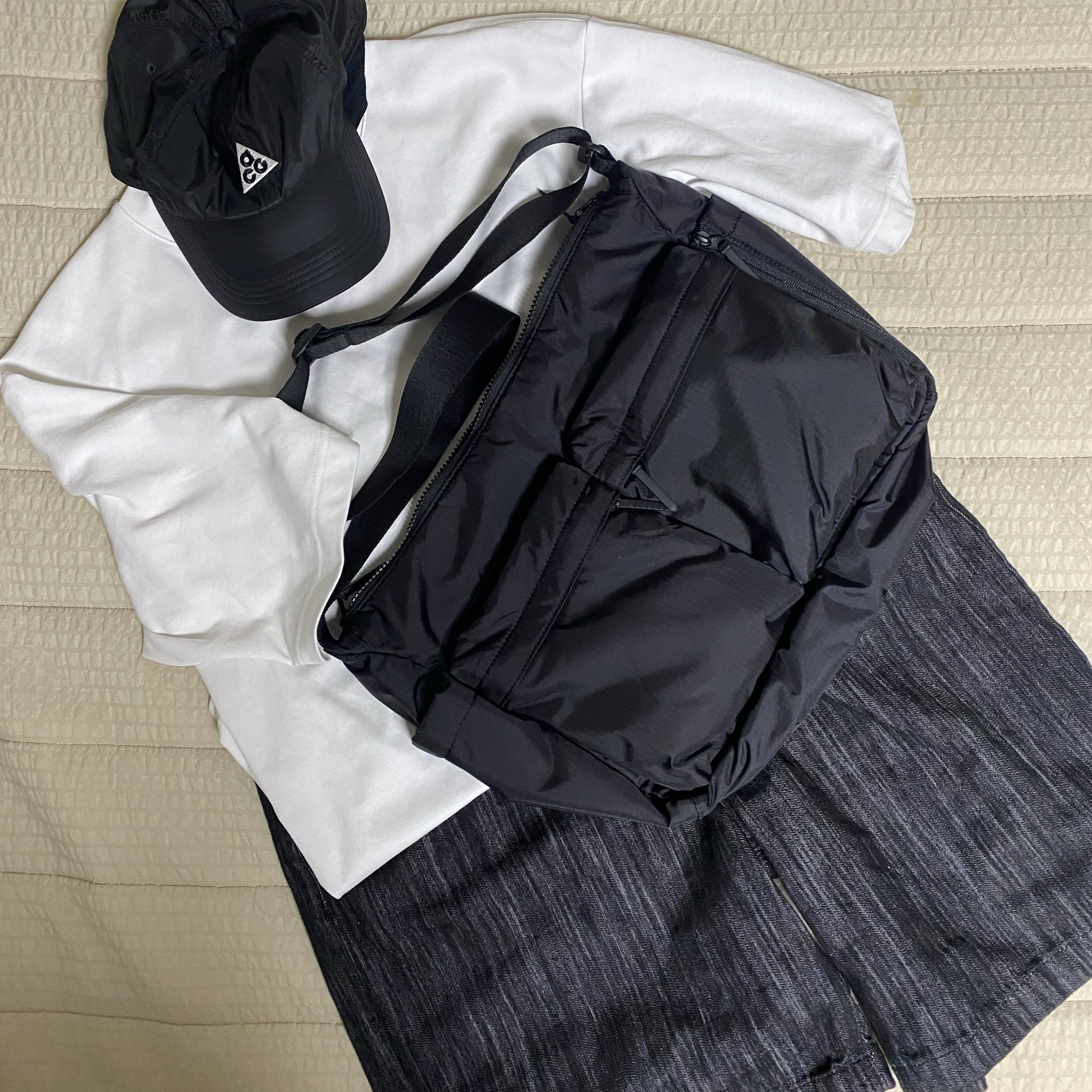 Nike ACG Trail Cap Black, Uniqlo Multi Pocket Shoulder Bag Black 착용 스타일