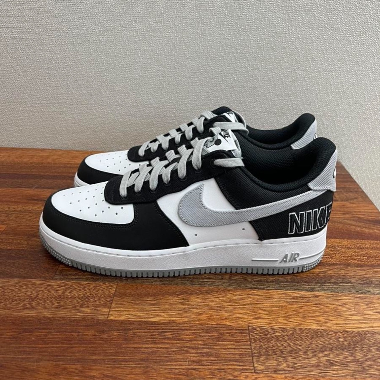Nike Air Force 1 '07 LV8 EMB Black Silver 착용 스타일 - 1