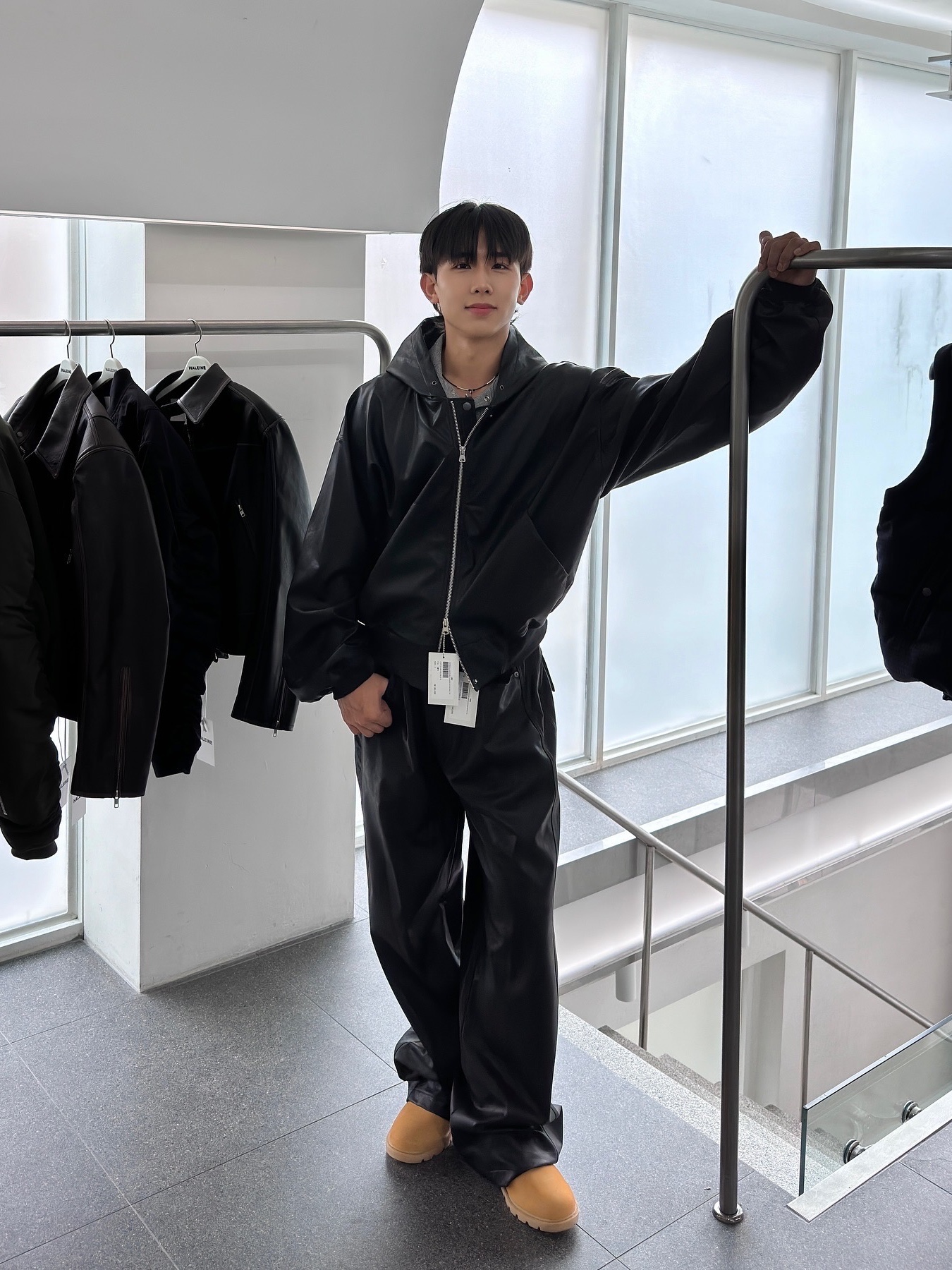 Haleine Cropped Faux Leahter Zip Up Hoodie Brown (VT305), Haleine Cropped Faux Leahter Zip Up Hoodie Black (VT304) 착용 스타일