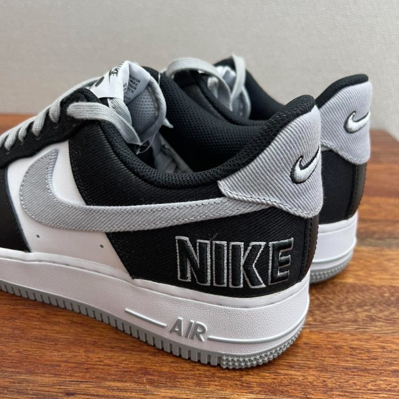 Nike Air Force 1 '07 LV8 EMB Black Silver 착용 스타일 - 4