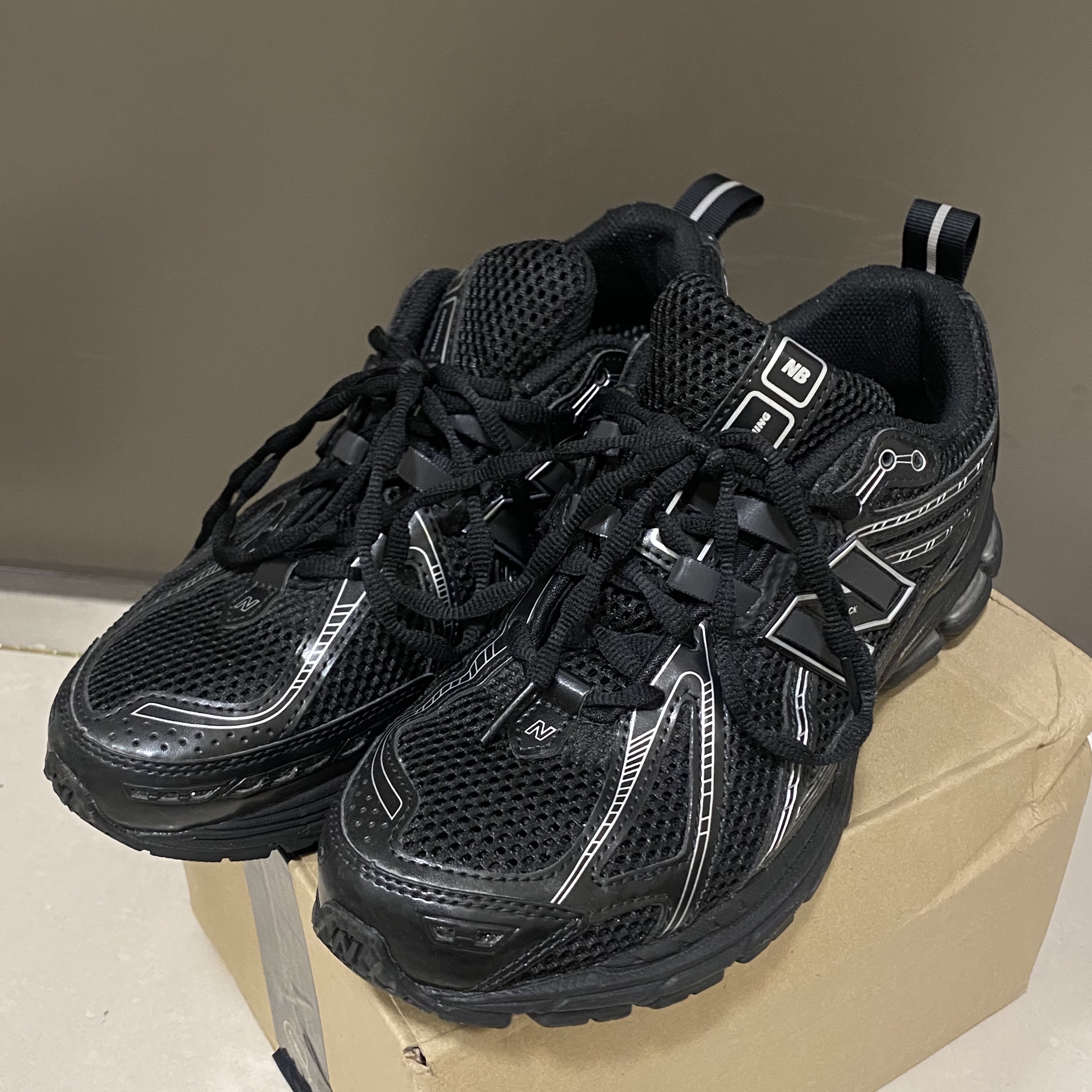 New Balance 1906R Black Silver Metallic 착용 스타일