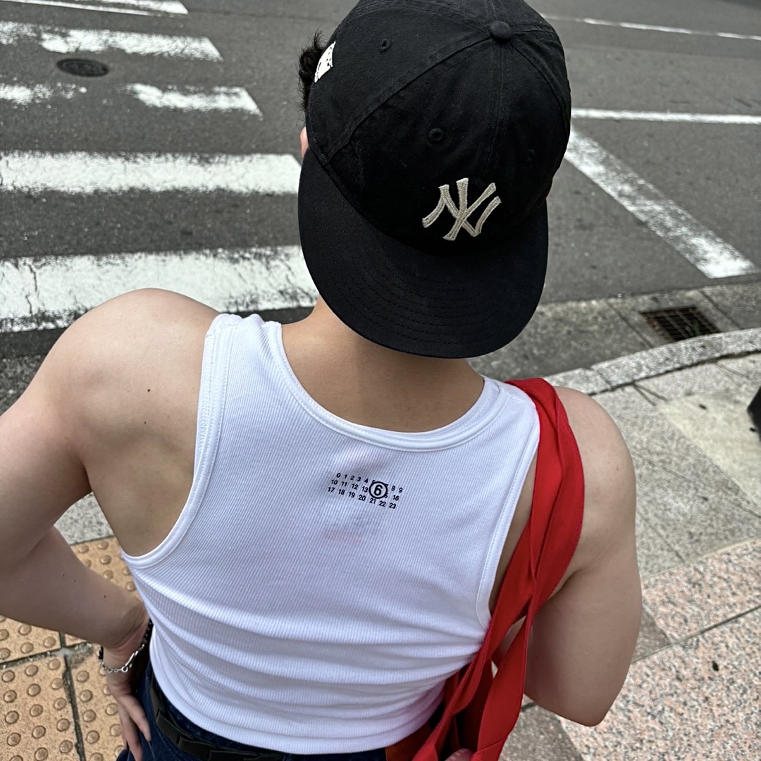 Supreme x MM6 Maison Margiela Hanes Tagless Tank Top White (1 Pack) - 24SS, Thisisneverthat x New Era x MLB New York Yankees 59Fifty Retro Crown Cap Black 착용 스타일 - 1