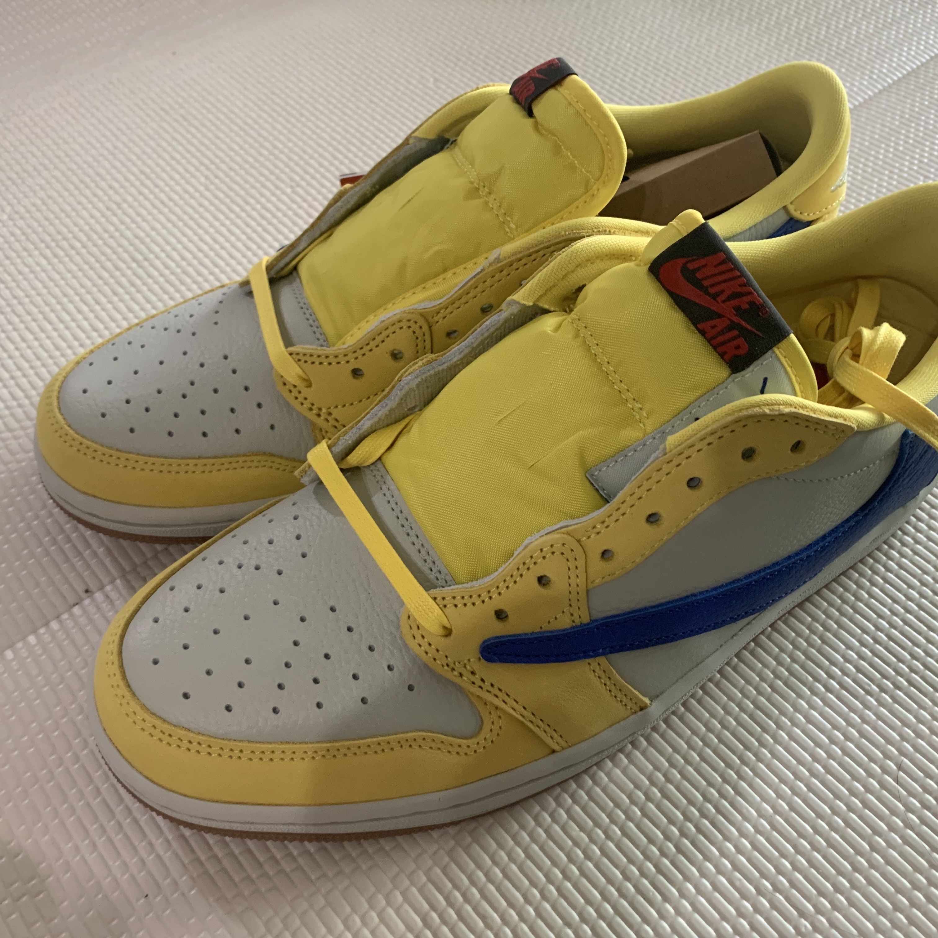 (W) Jordan 1 x Travis Scott Retro Low OG SP Canary, Nike SB Dunk Low Pro Chicago 착용 스타일 - 1