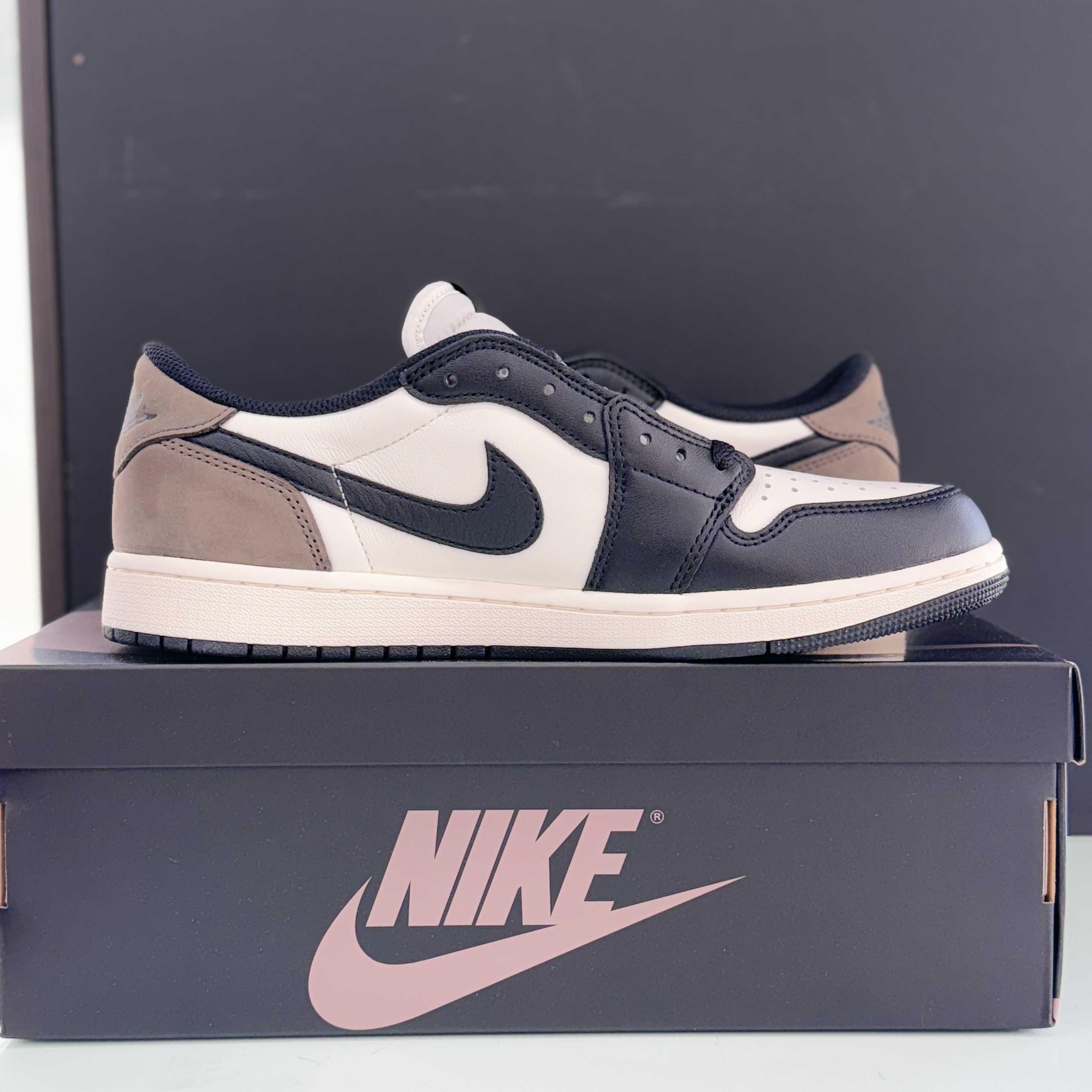 Jordan 1 Retro Low OG Mocha 착용 스타일 - 1