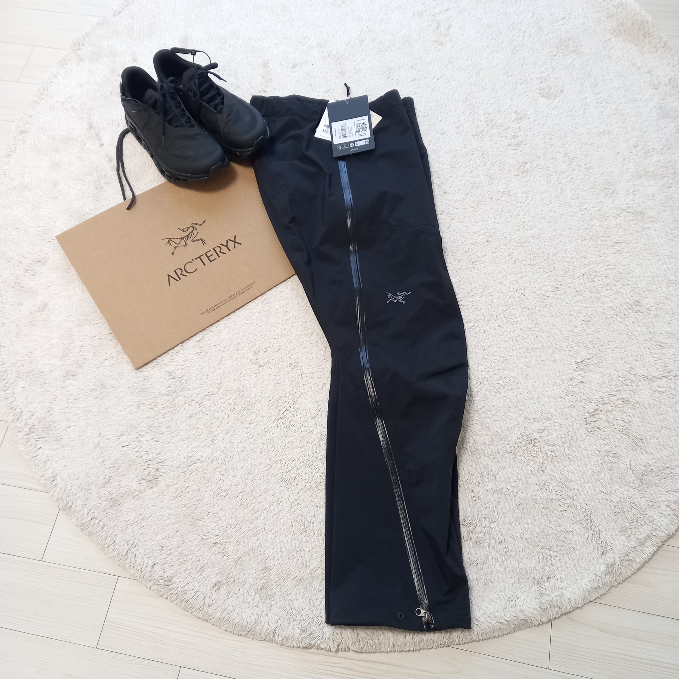 Arc'teryx Beta Pants Black, On Running x Post Archive Faction (Paf) Cloudmonster 2 Black Magnet 착용 스타일 - 1