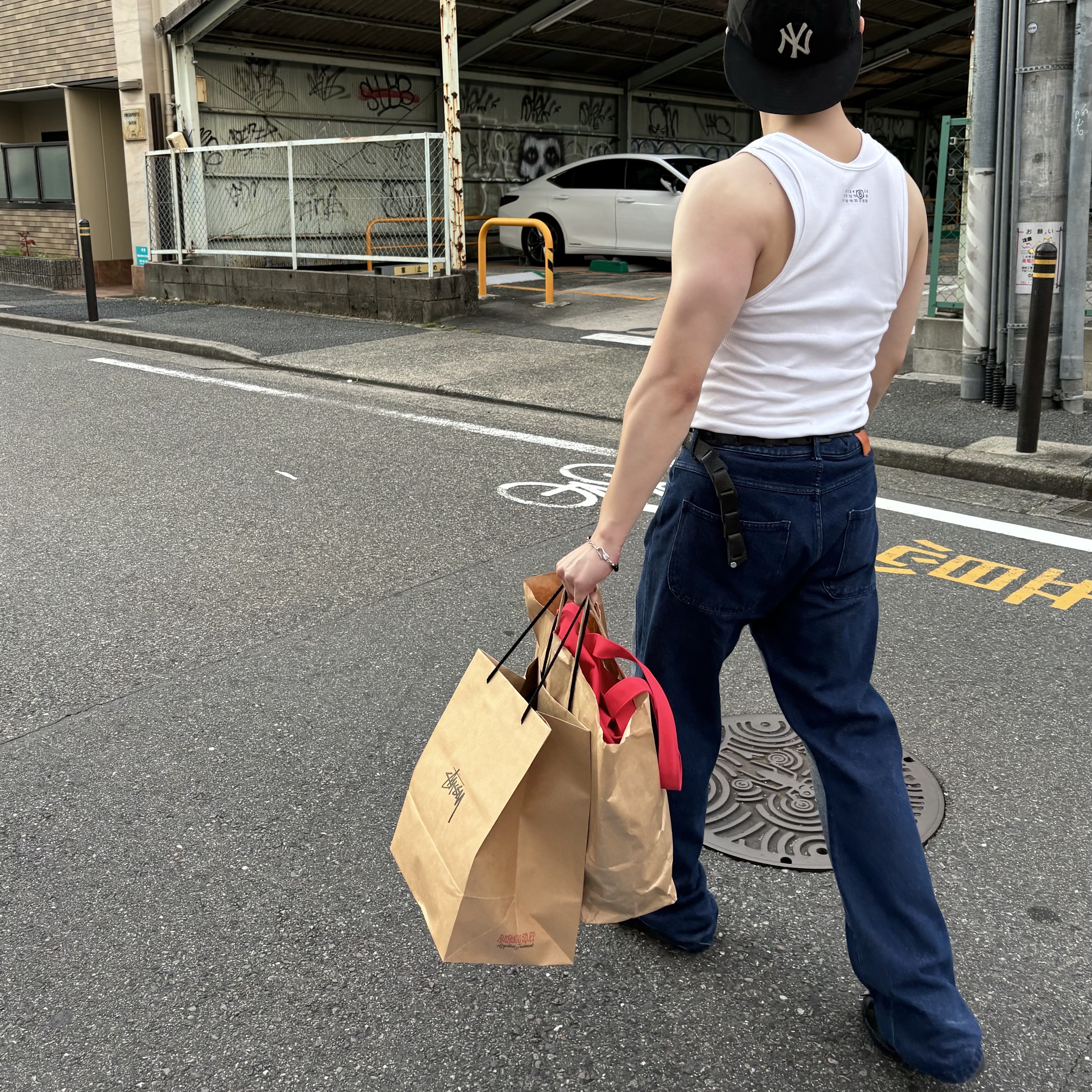 Supreme x MM6 Maison Margiela Hanes Tagless Tank Top White (1 Pack) - 24SS, Thisisneverthat x New Era x MLB New York Yankees 59Fifty Retro Crown Cap Black 착용 스타일 - 3