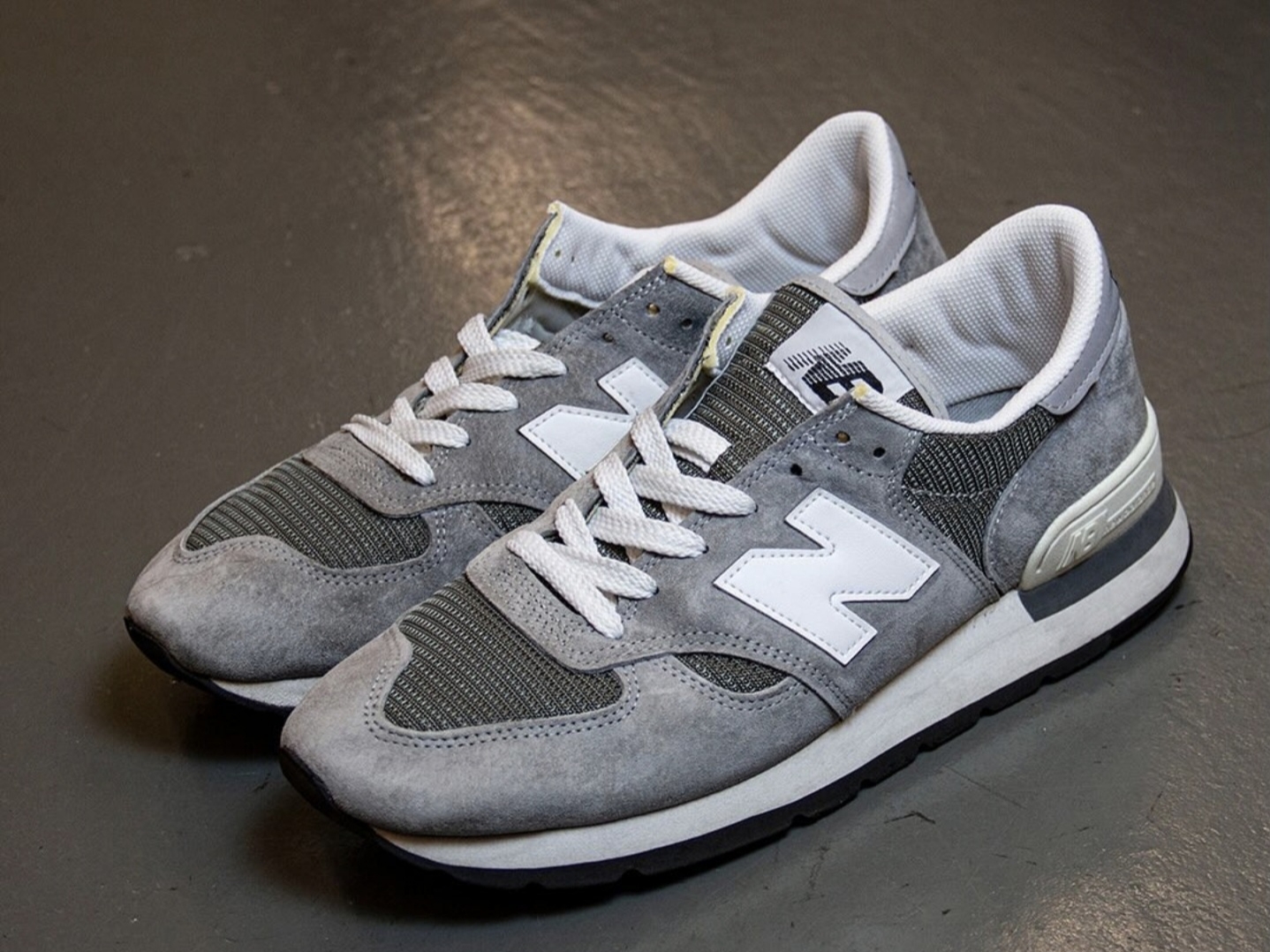 New Balance 990v1 Made in USA Grey White 착용 스타일 - 2