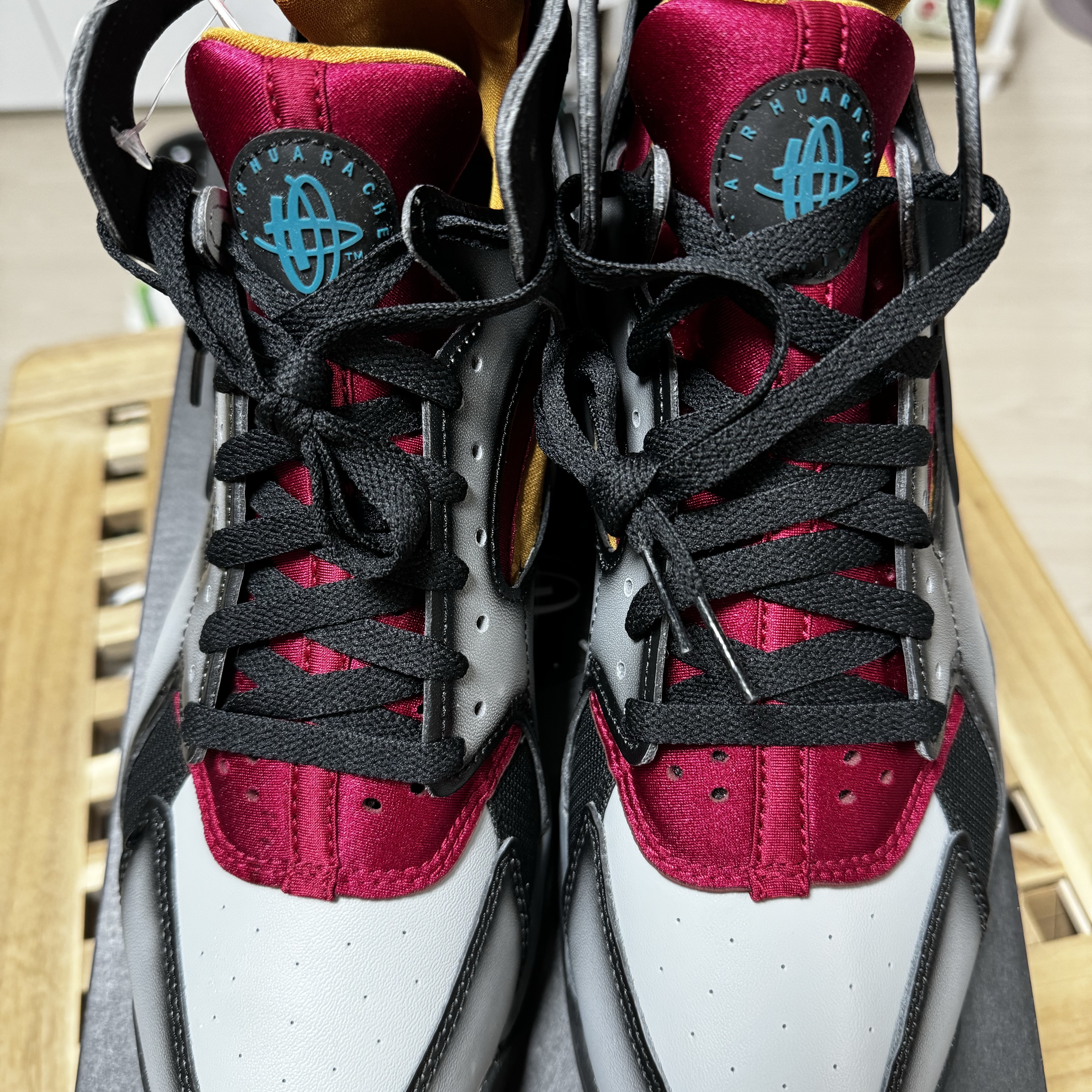 Nike Air Flight Huarache Light Smoke Grey and Noble Red 착용 스타일 - 4