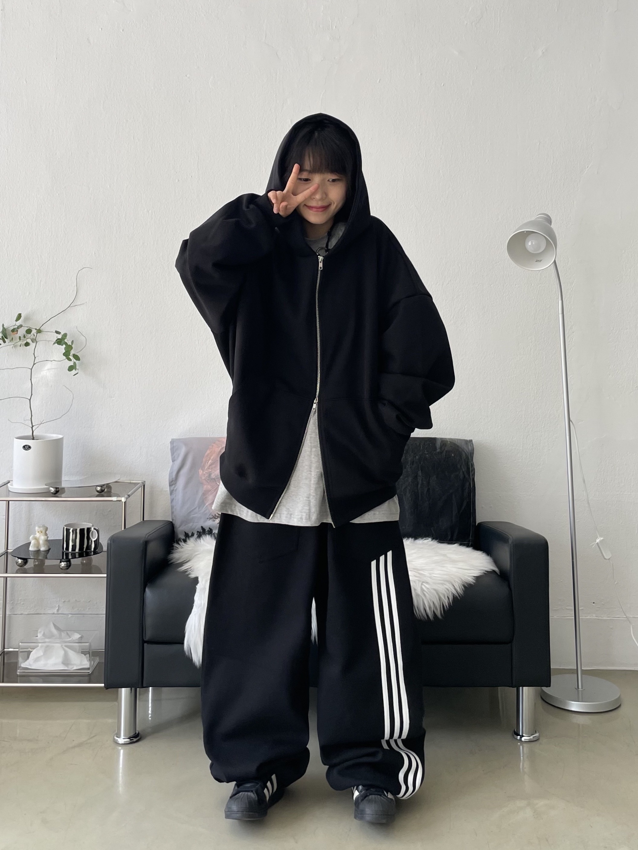 Adidas Superstar Core Black White, Our Legacy Ladon Leather Keychain Black 착용 스타일 - 1