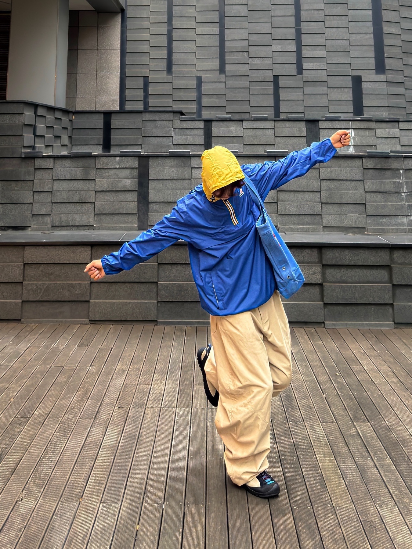 K-WAY Le Vrai Leon Anorak Black, K-WAY Le Vrai Leon Anorak Light Grey 착용 스타일 - 4