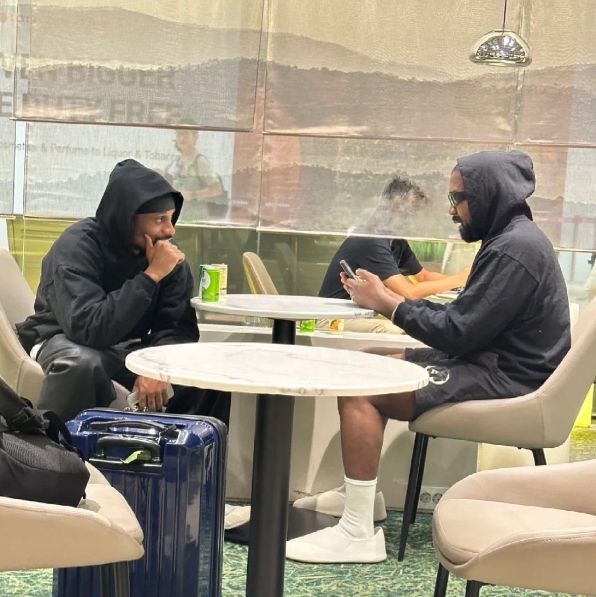 Yeezy YZY Hoodie Black, Yeezy Gap Hoodie Black 착용 스타일 - 3