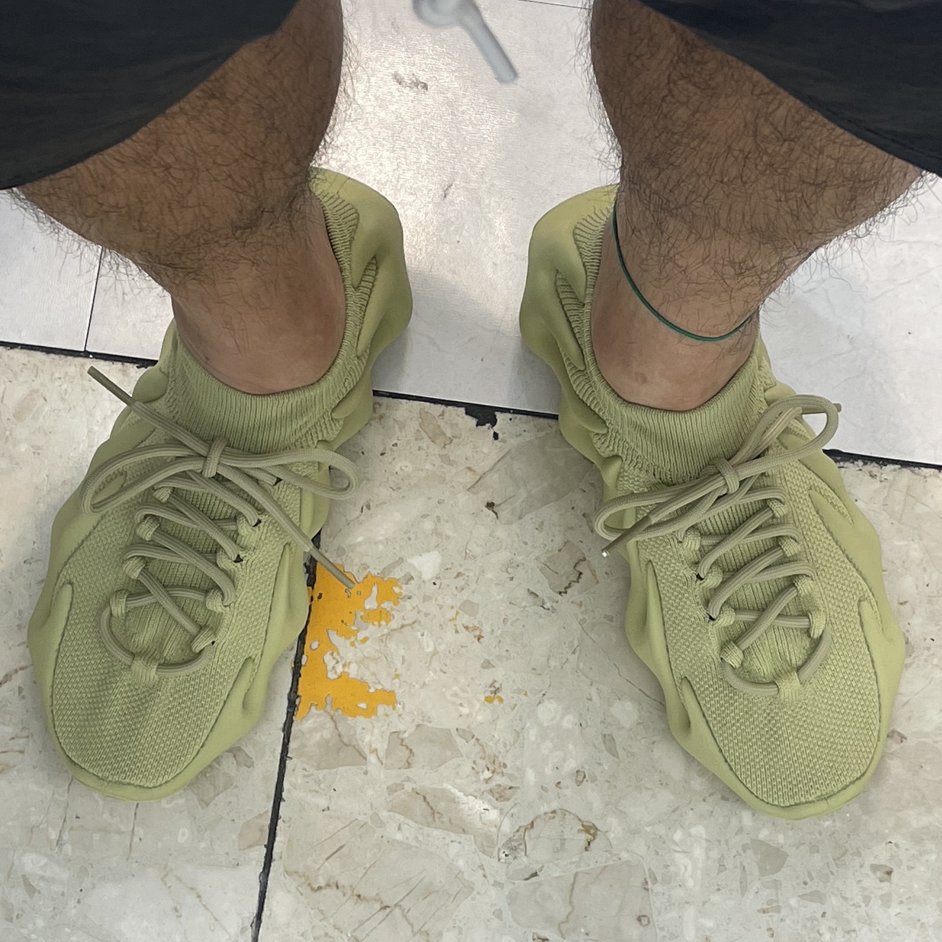 Adidas Yeezy 450 Resin 착용 스타일