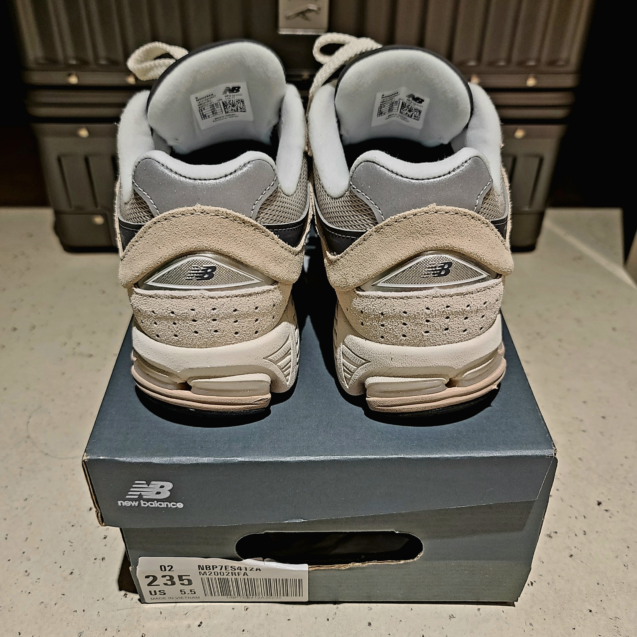 New Balance 2002R Sandstone Magnet 착용 스타일 - 3