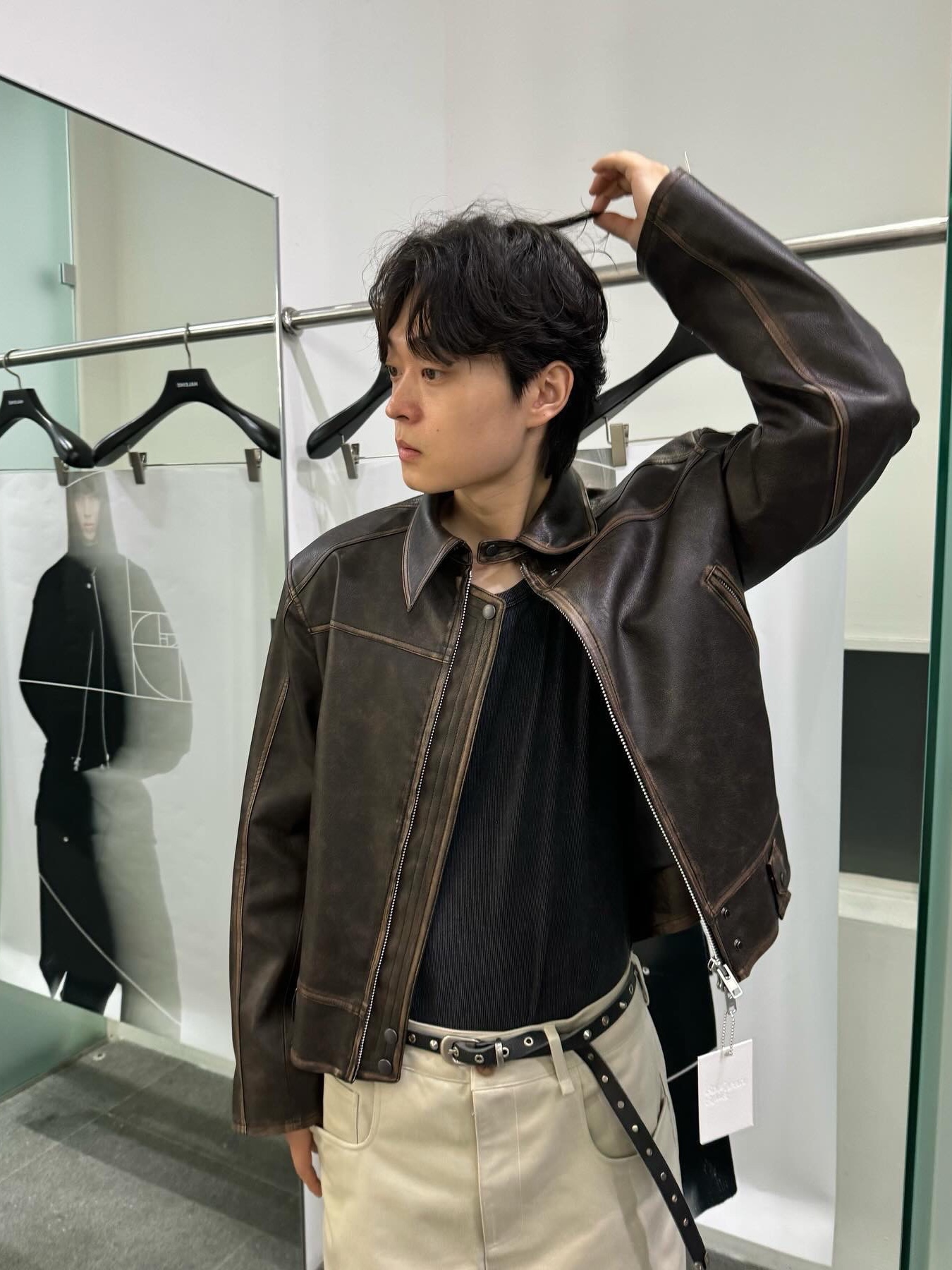 Haleine 3D Distressed Faux Leahter Jacket Black (VJ301), Haleine 3D Distressed Faux Leather Jacket Brown (VJ302) 착용 스타일
