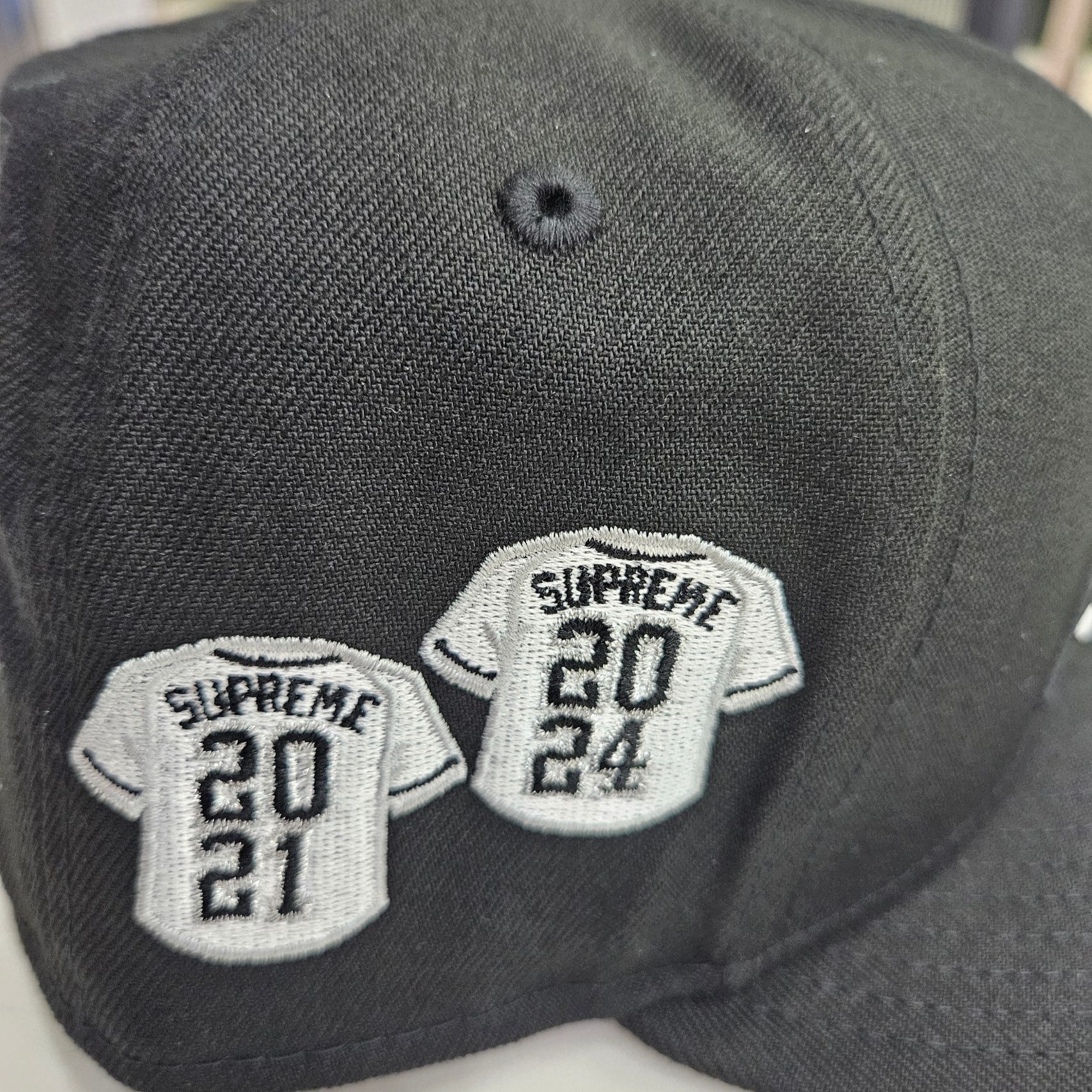 Supreme x New Era Jerseys Box Logo Black - 24FW, Supreme Hanes Tagless T-Shirt White (3 Pack) 착용 스타일 - 3