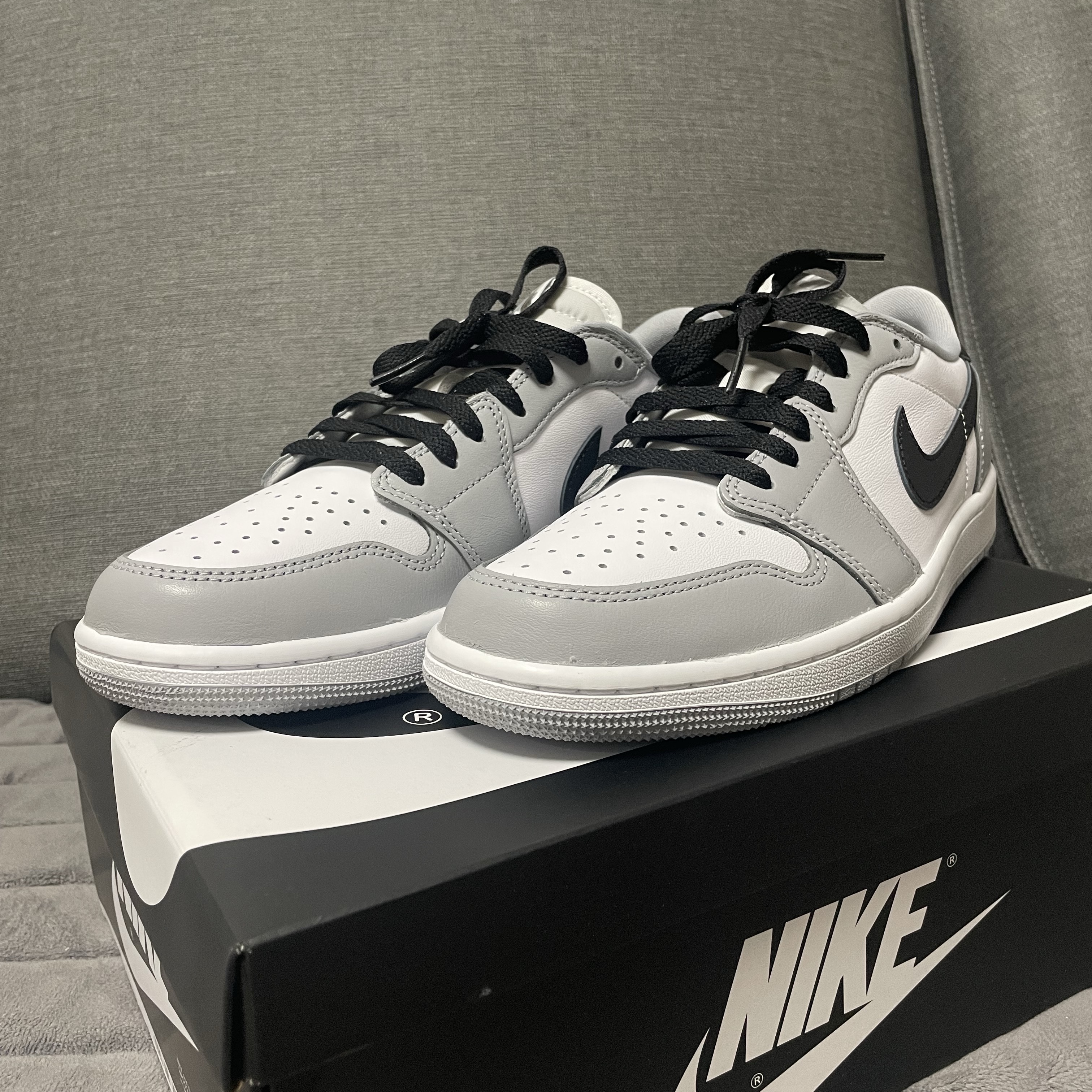 Jordan 1 Retro Low OG Wolf Grey and White 착용 스타일 - 6