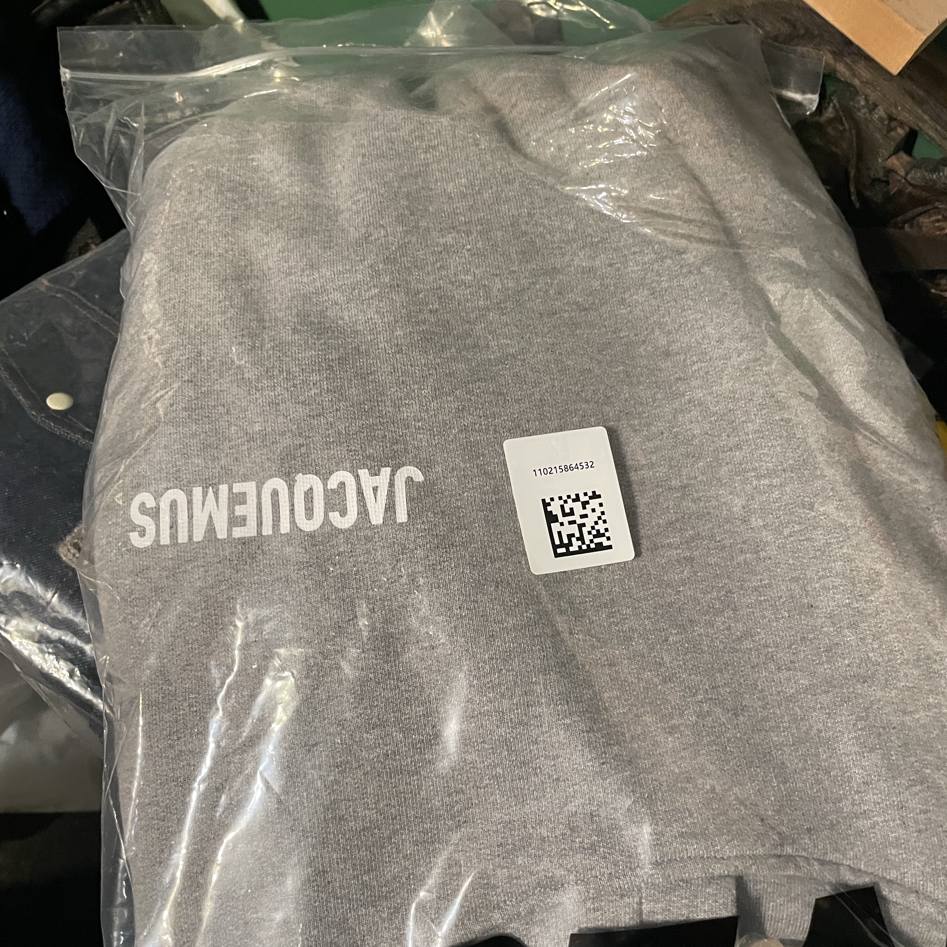 Jacquemus Le Sweatshirt Printed Logo Hoodie Grey 착용 스타일