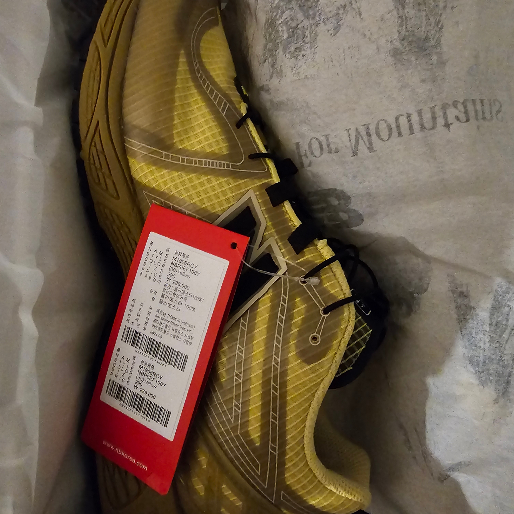 New Balance x Cayl 1906R Yellow 착용 스타일 - 2