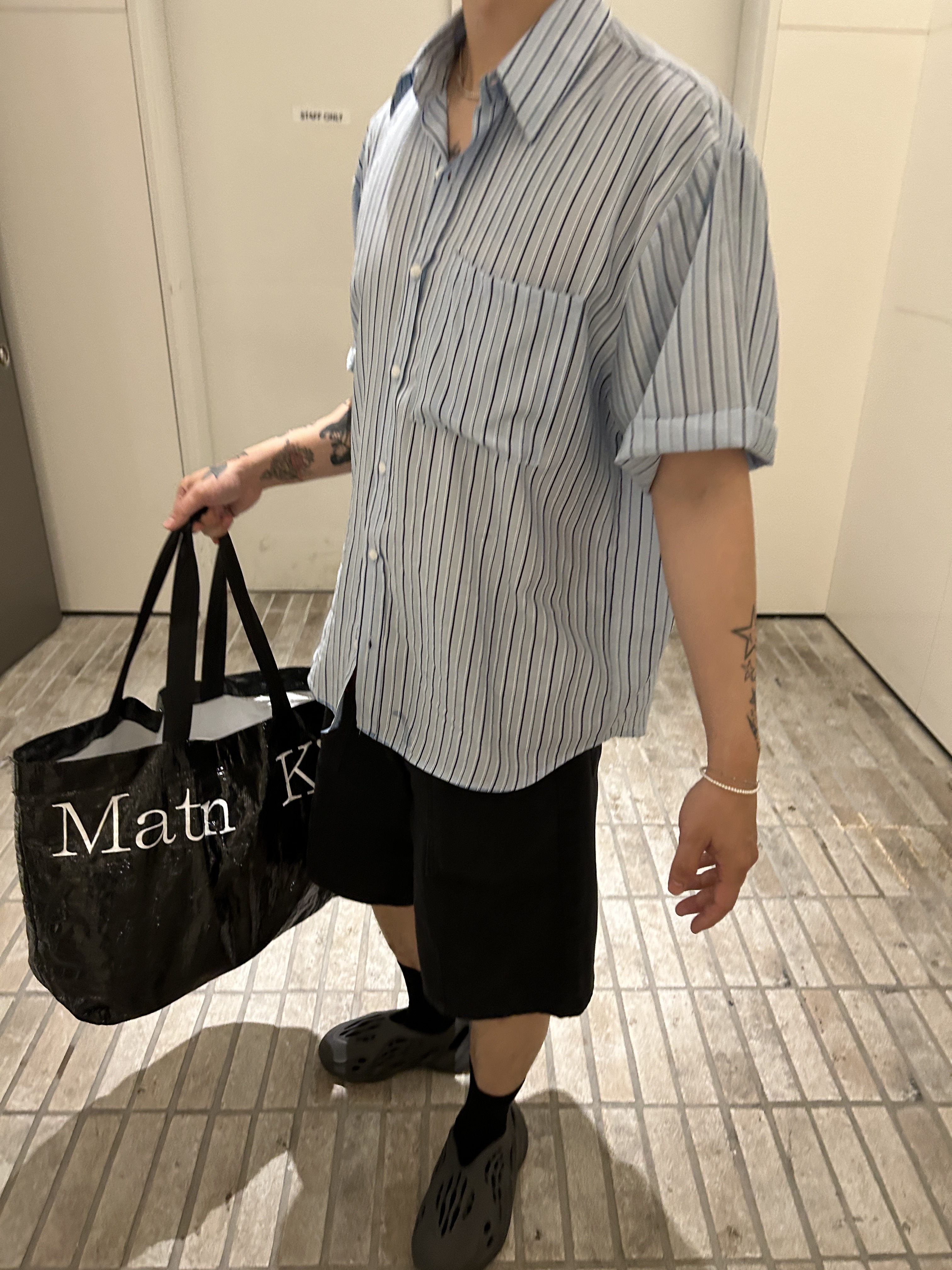 Adidas Yeezy Foam RNNR Onyx, Matin Kim Matin Logo Ecobag Black 착용 스타일 - 1