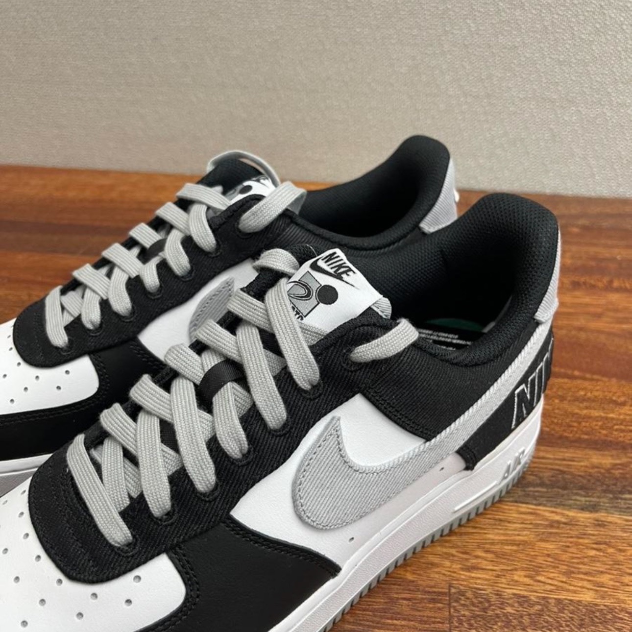 Nike Air Force 1 '07 LV8 EMB Black Silver 착용 스타일 - 3