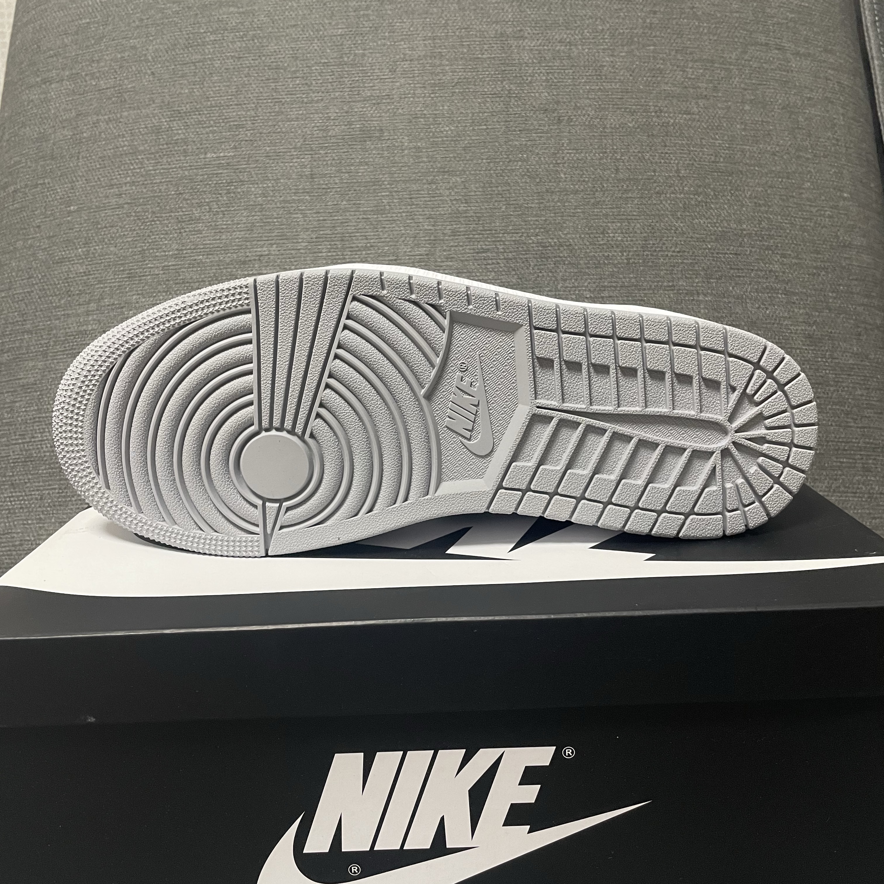 Jordan 1 Retro Low OG Wolf Grey and White 착용 스타일 - 2