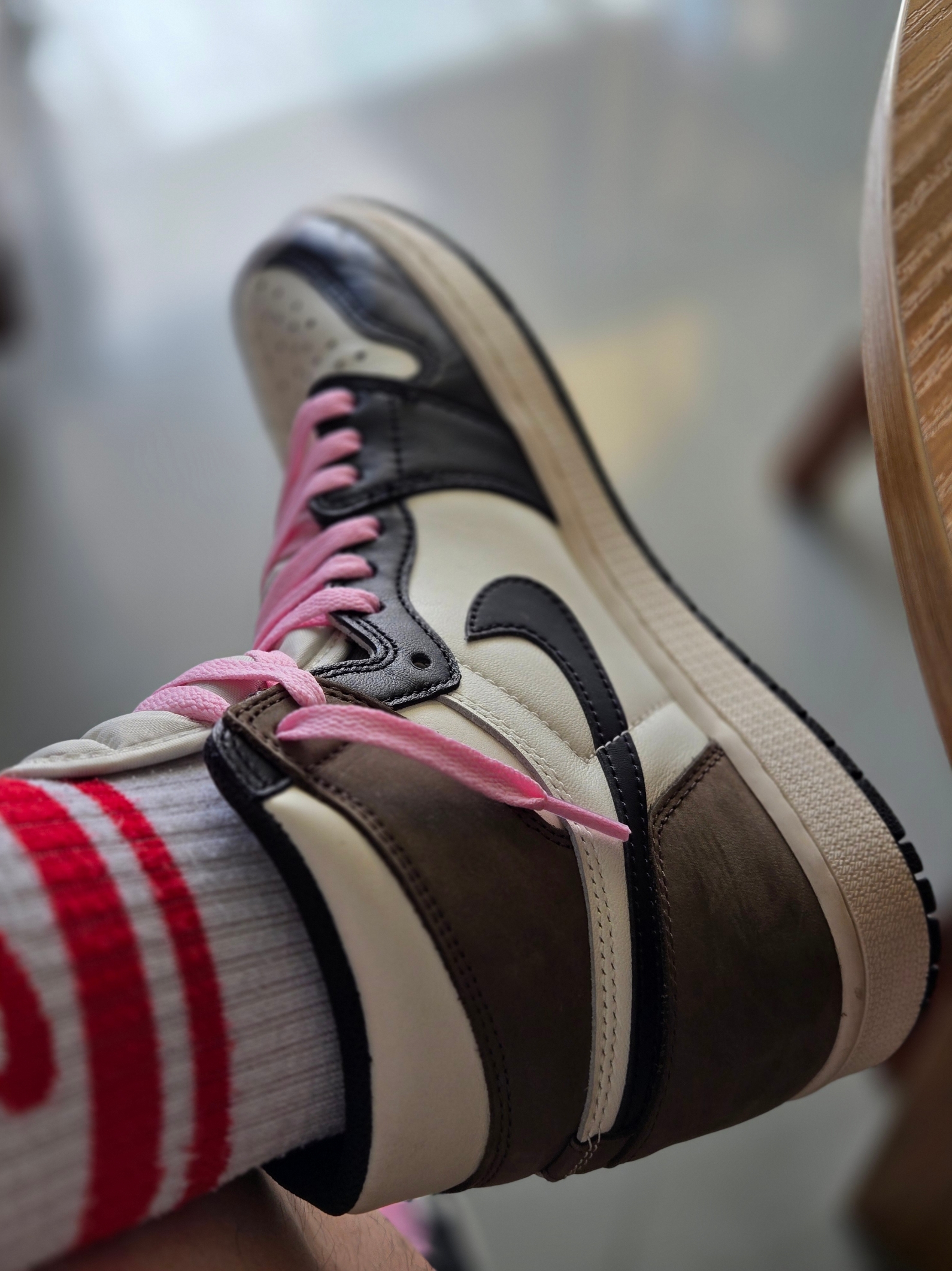 Jordan 1 Retro High OG Black Mocha 착용 스타일 - 3