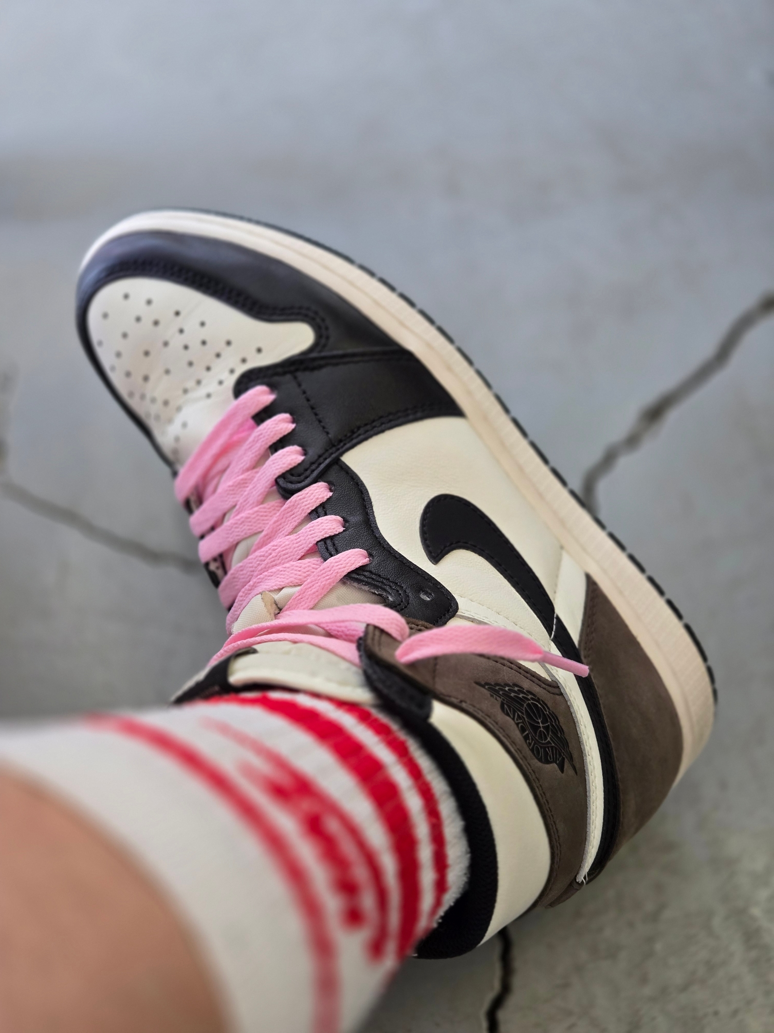 Jordan 1 Retro High OG Black Mocha 착용 스타일 - 2