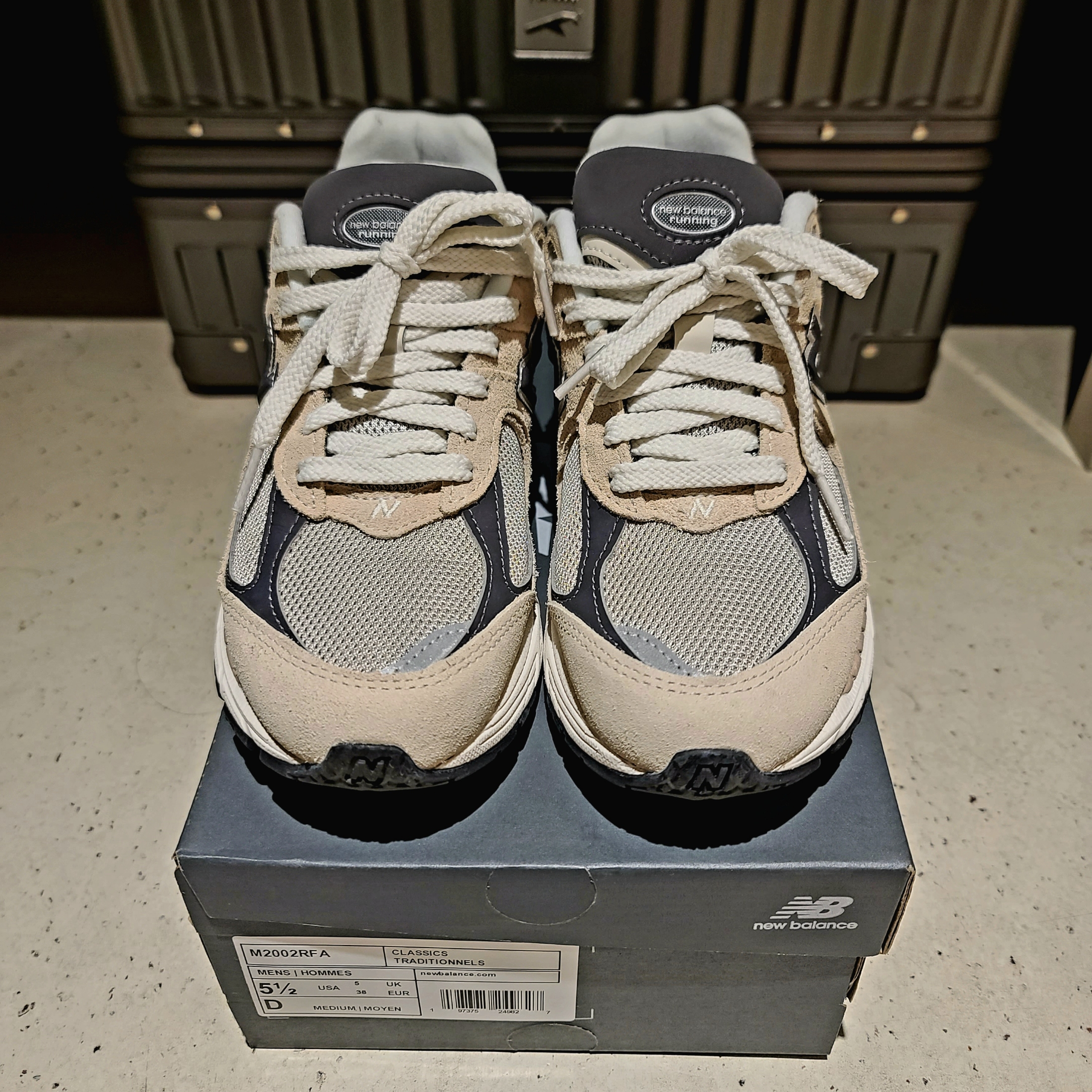 New Balance 2002R Sandstone Magnet 착용 스타일 - 2